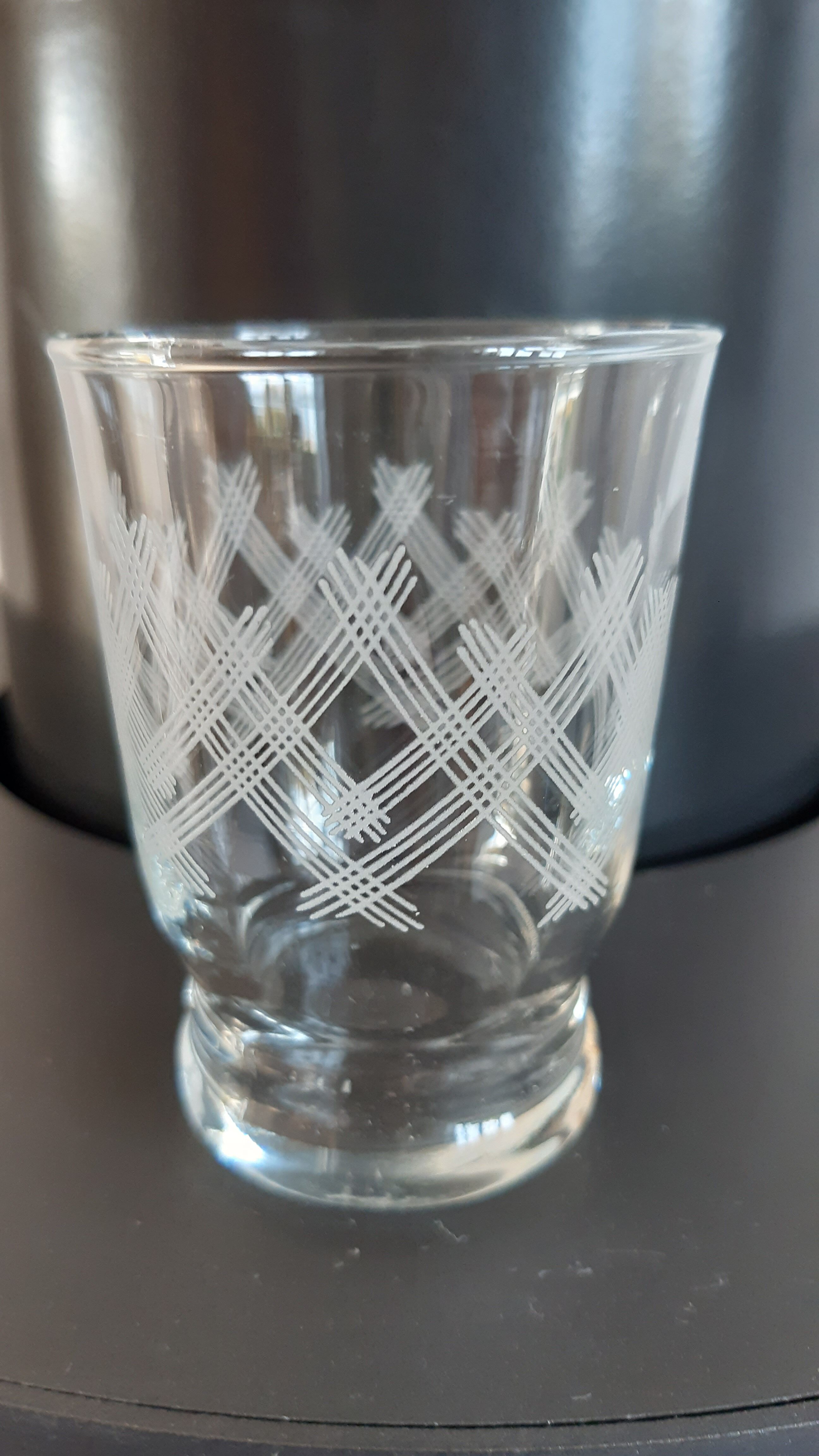 Set of 8 glasses engraved years 50-60