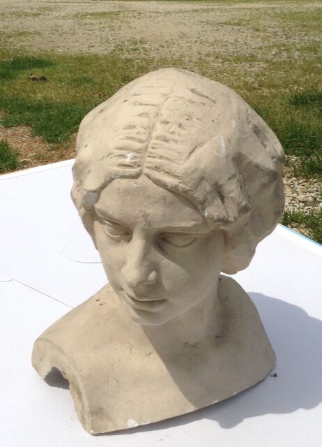 Tête de femme en plâtre peint ancienne