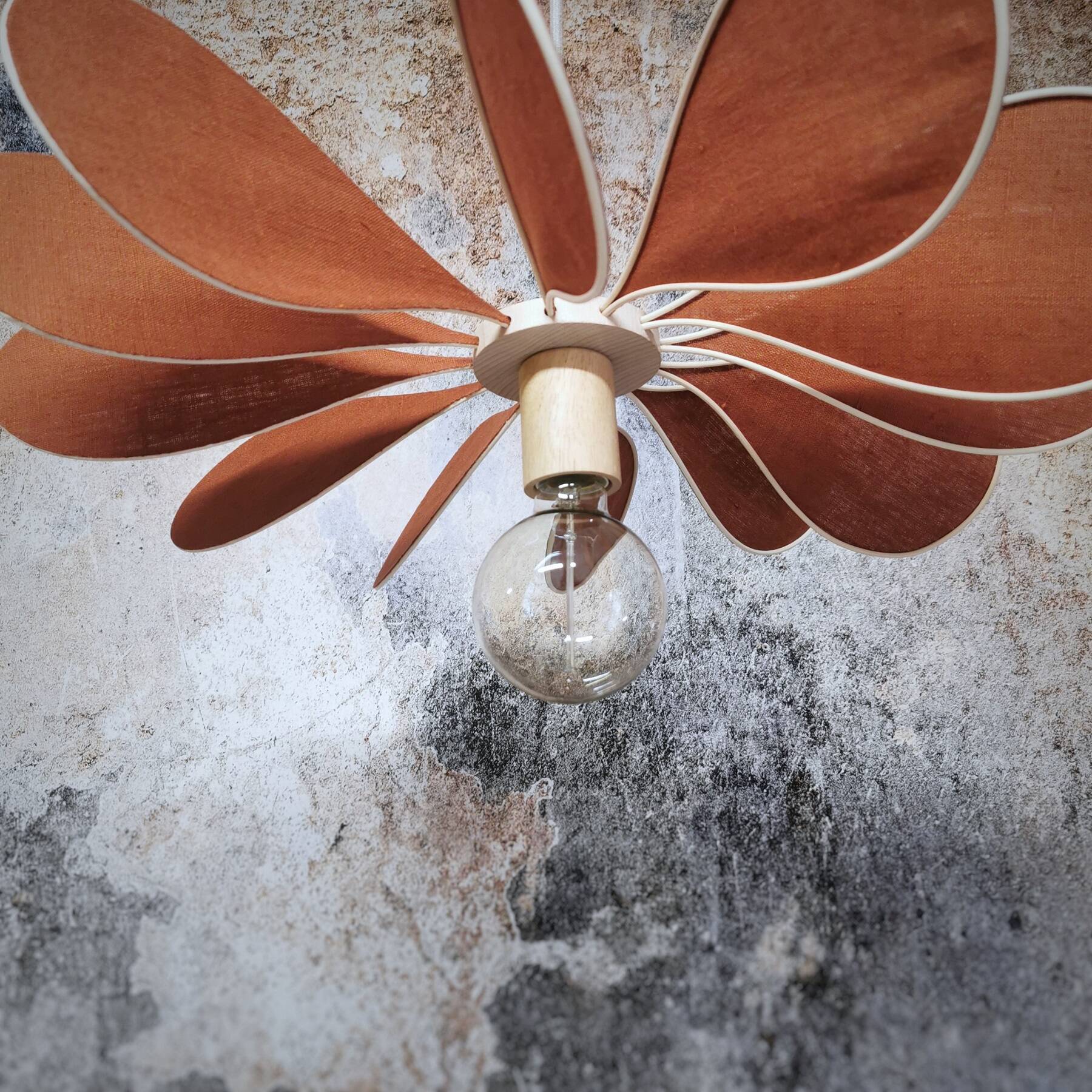 12-blade propeller suspension in rattan and terracotta linen