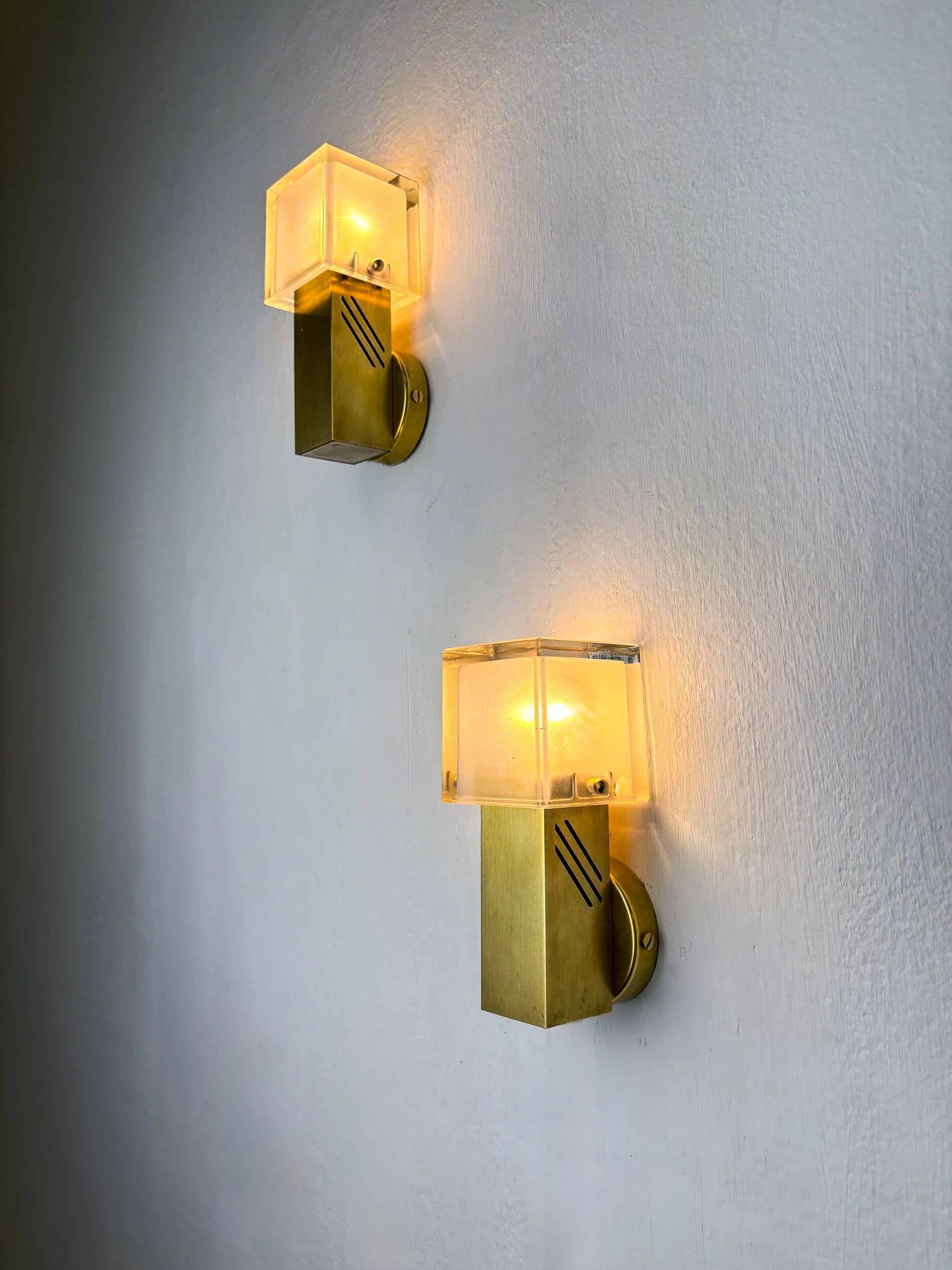 Pair of cubic Murano glass wall lights by Gaetano Sciolari, Italy, circa 1970s