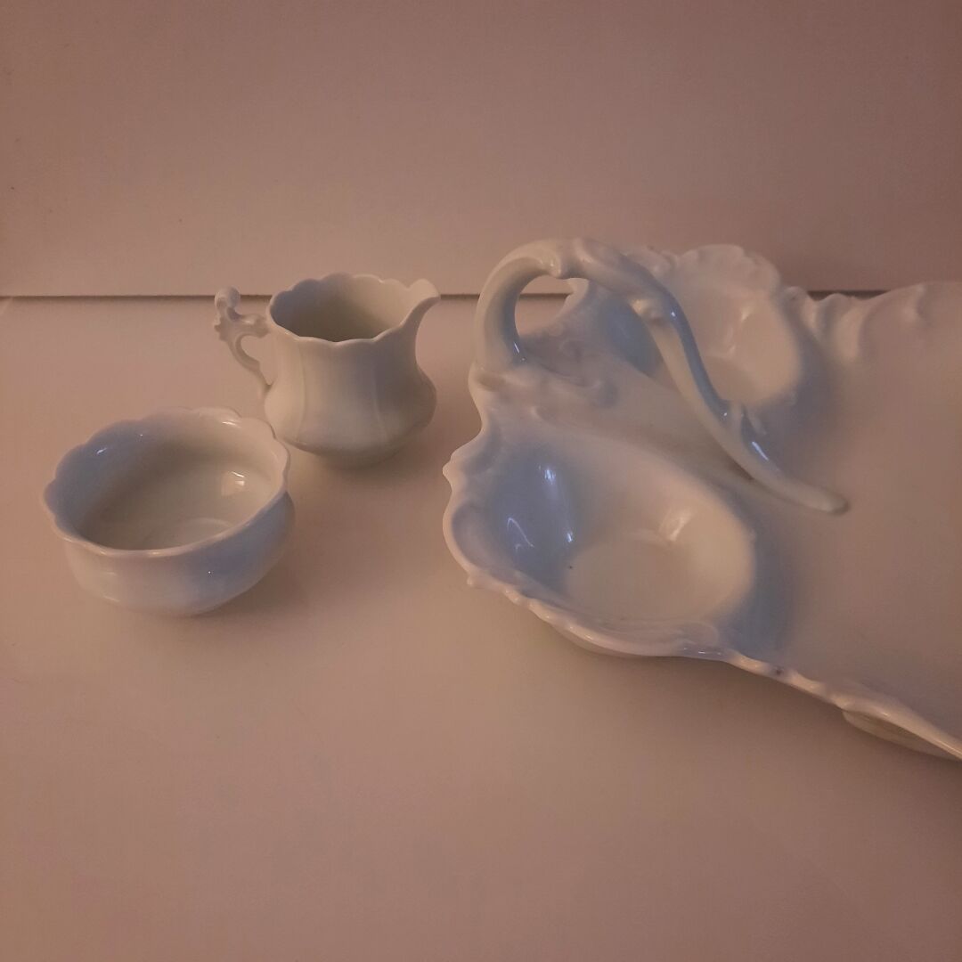 Elegant strawberry display Giraud Limoges 28 x 23 with its sugar bowl and jar of cream