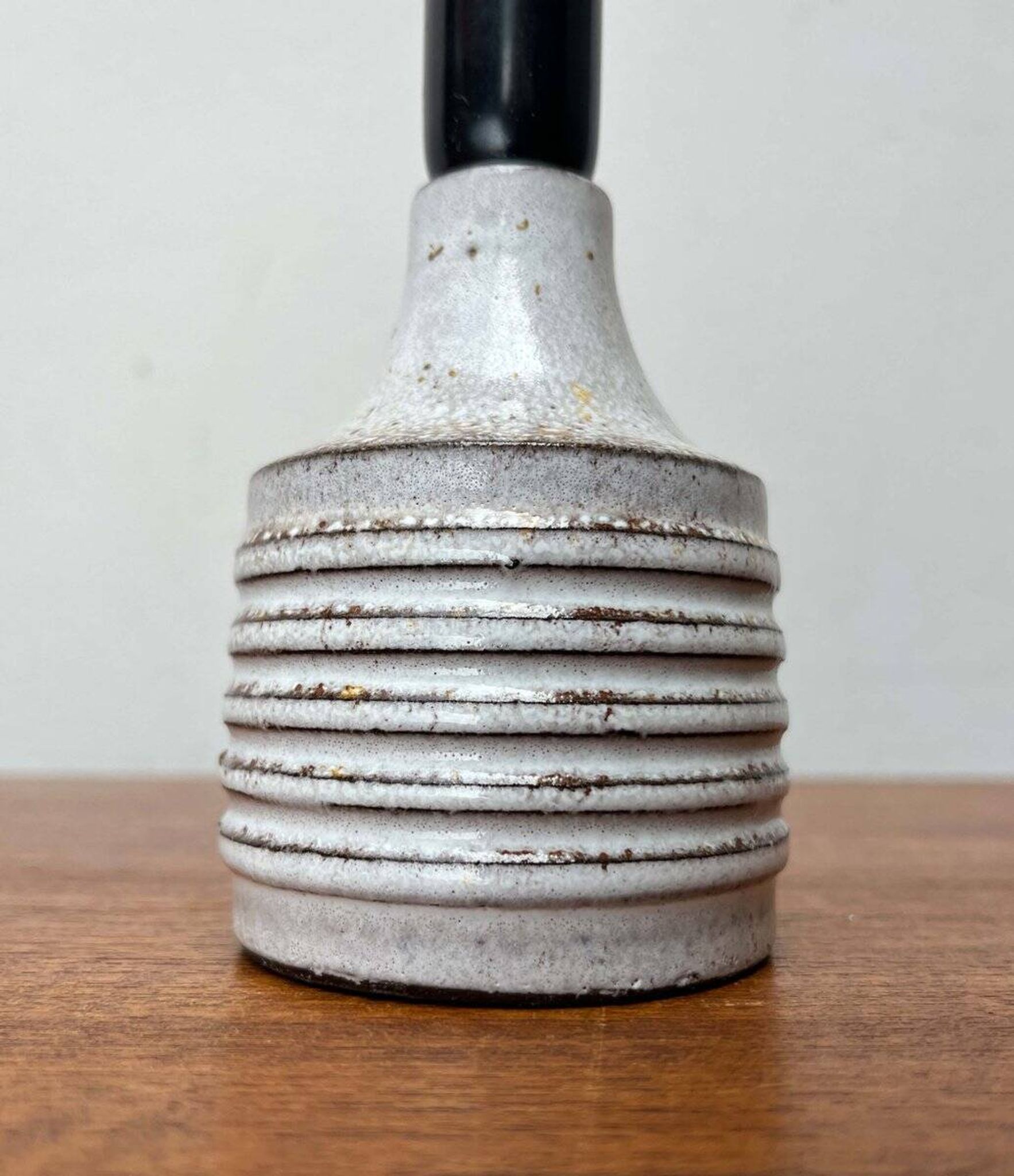 Mid-century modern studio pottery table lamp by Axella, 1960s.