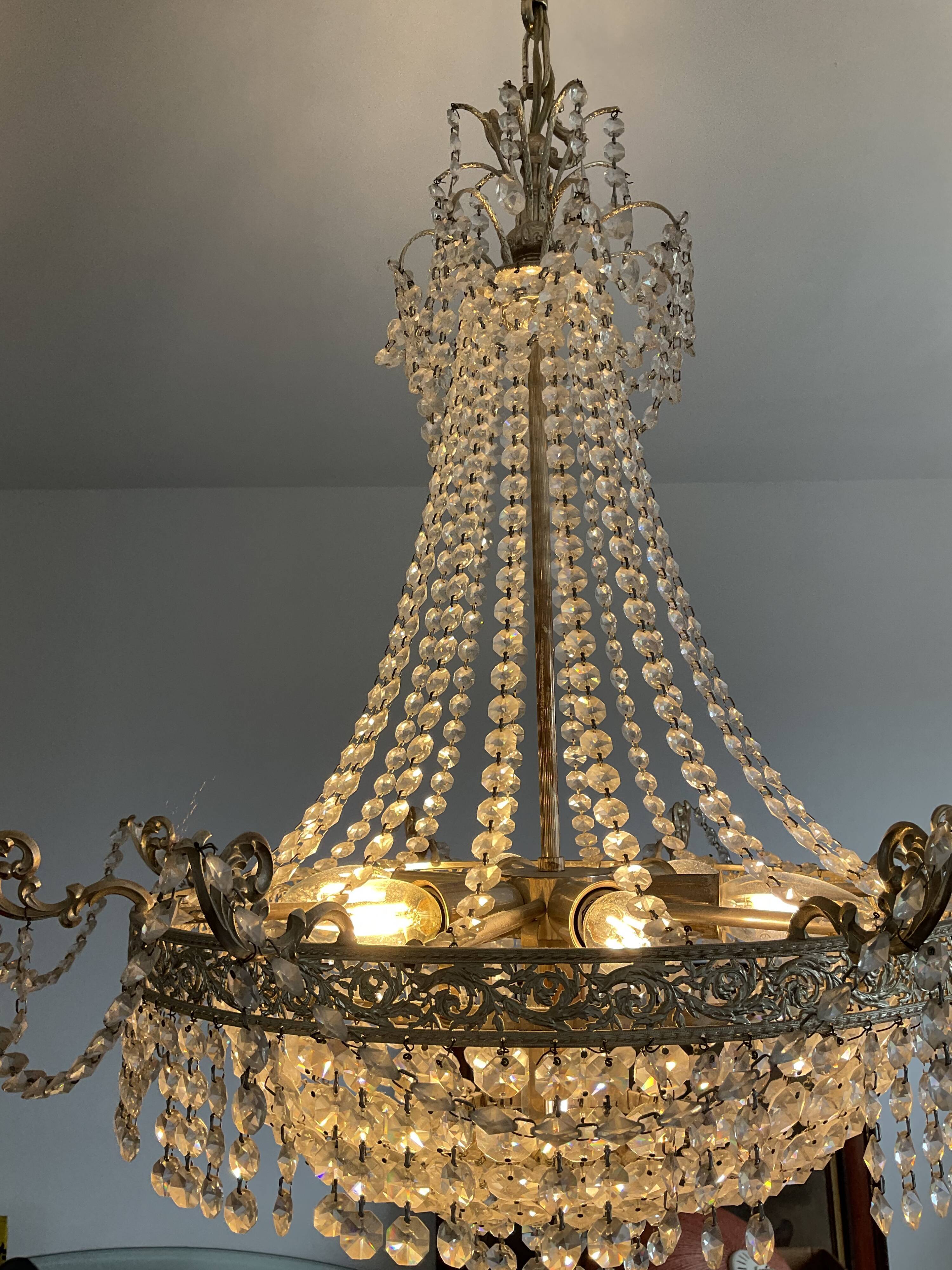 Balloon chandelier in brass and crystal grapevines
