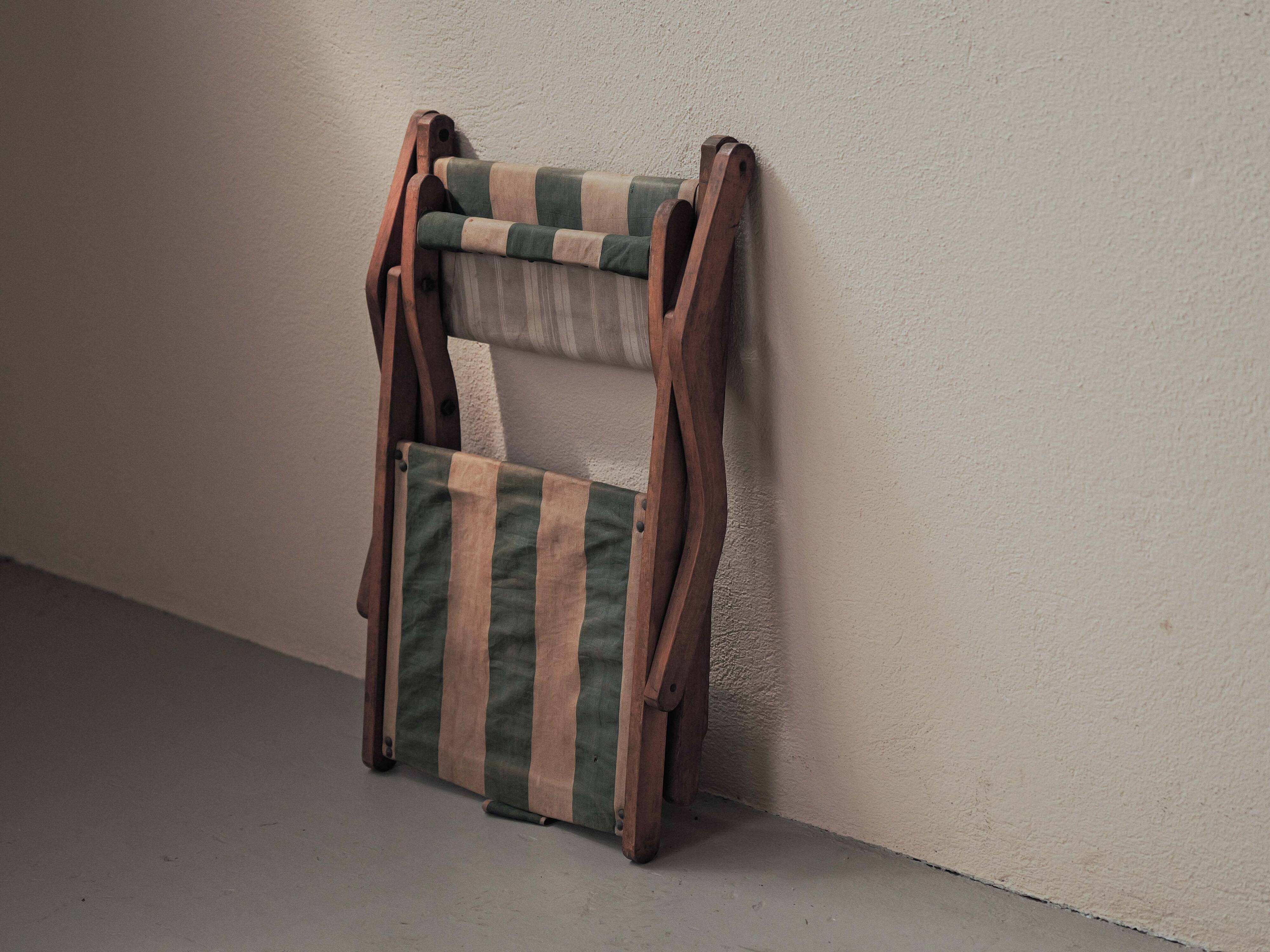 Foldable chair in solid wood and striped fabric, circa 1900.