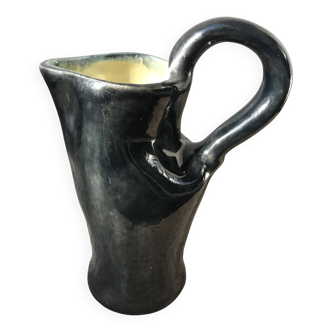 Vase français, noir à l'extérieur et jaune à l'intérieur