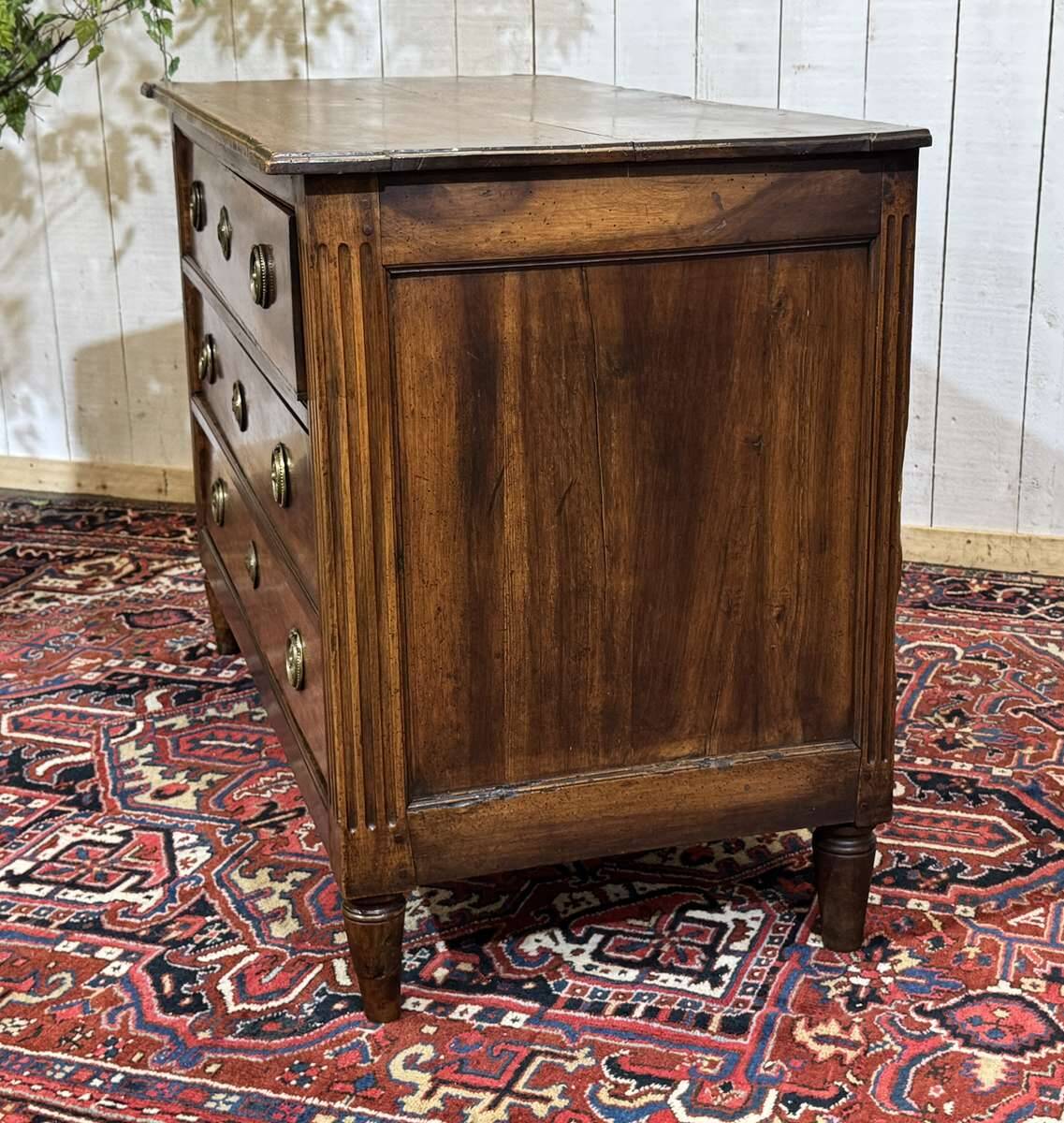 Louis XVI commode from the 18th century in walnut.