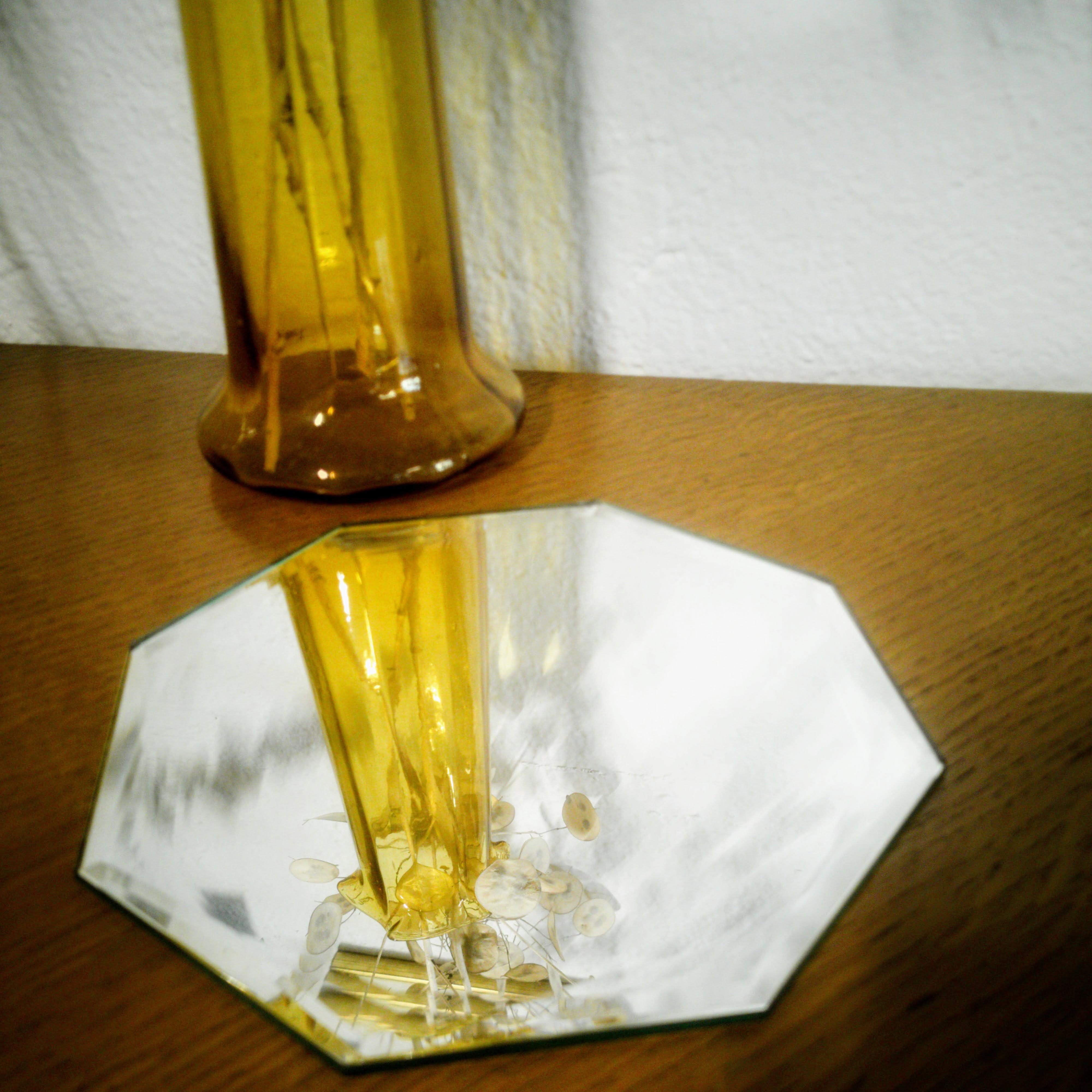 Bevelled mirror to lay