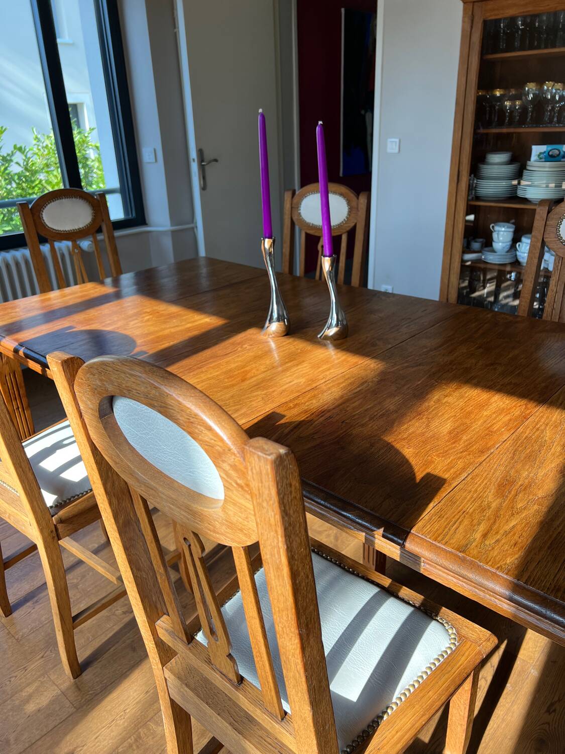 6 chaises en chêne et cuir blanc cassé