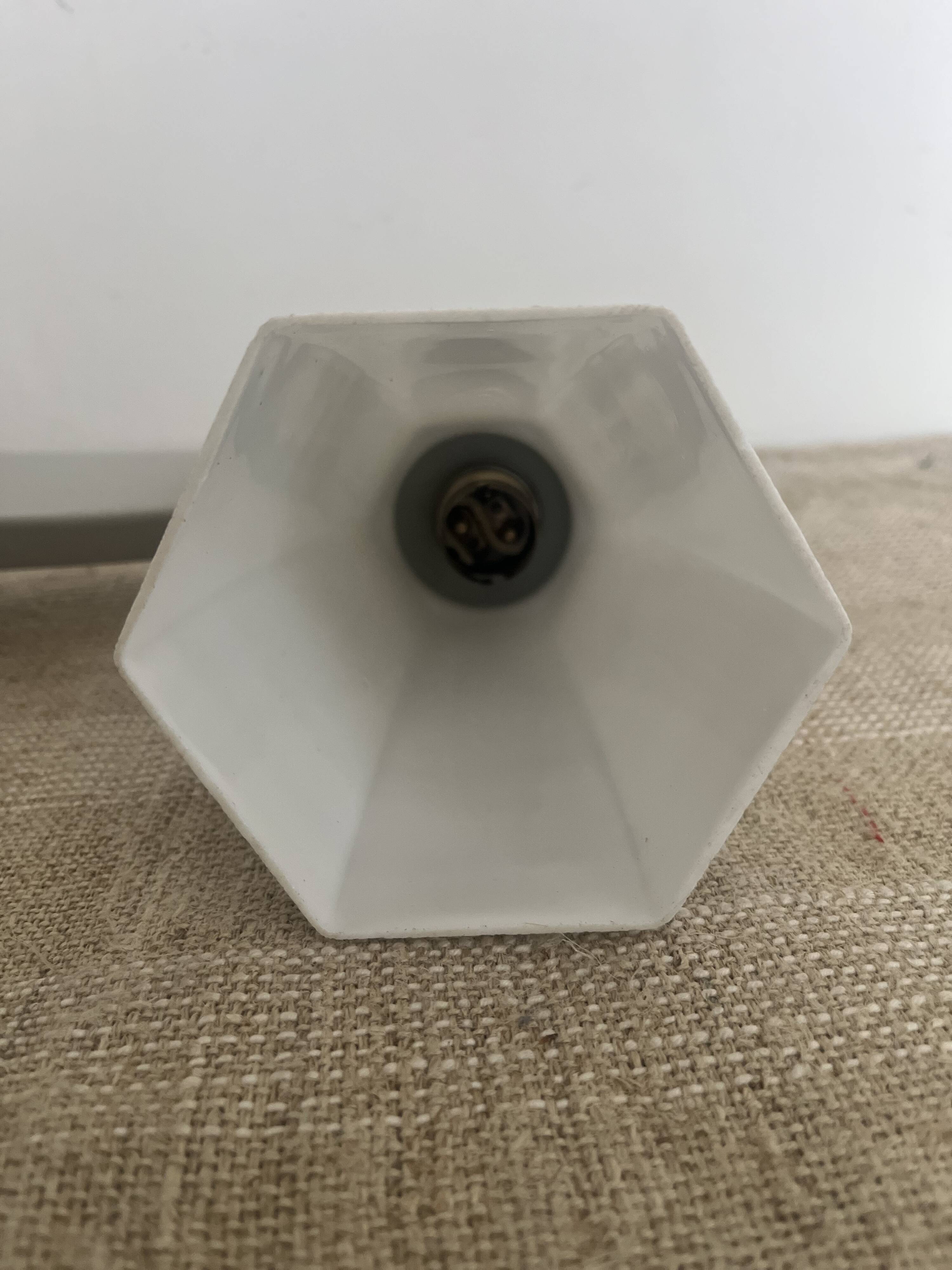 Art Deco wall light in ceramic and opaline.