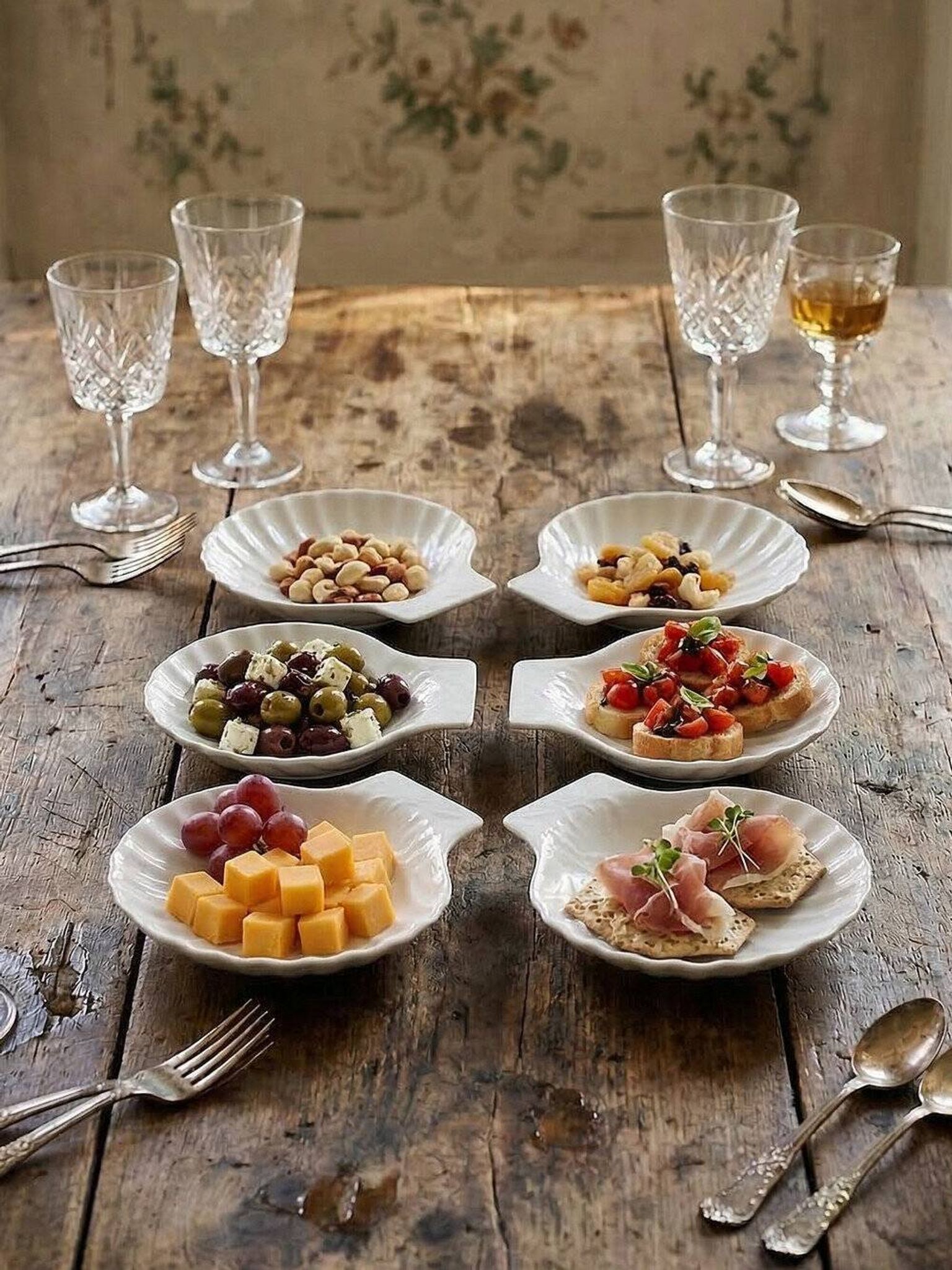 Set of 6 shell-shaped bowls in Limoges porcelain by Philippe Deshoulières.