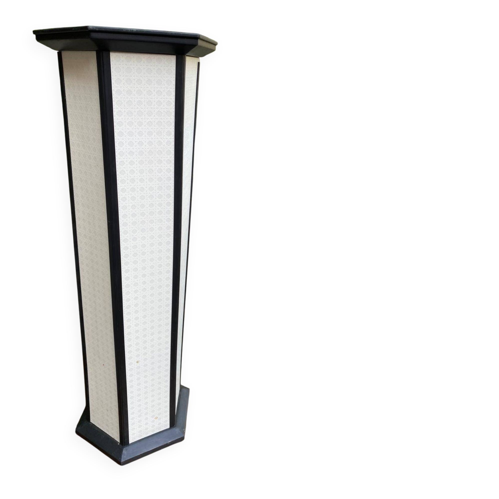 Column table lamps in the style of 90s Japanese lanterns.