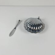 Beurrier coquillage en métal et insert bleu, 1970 avec couteau