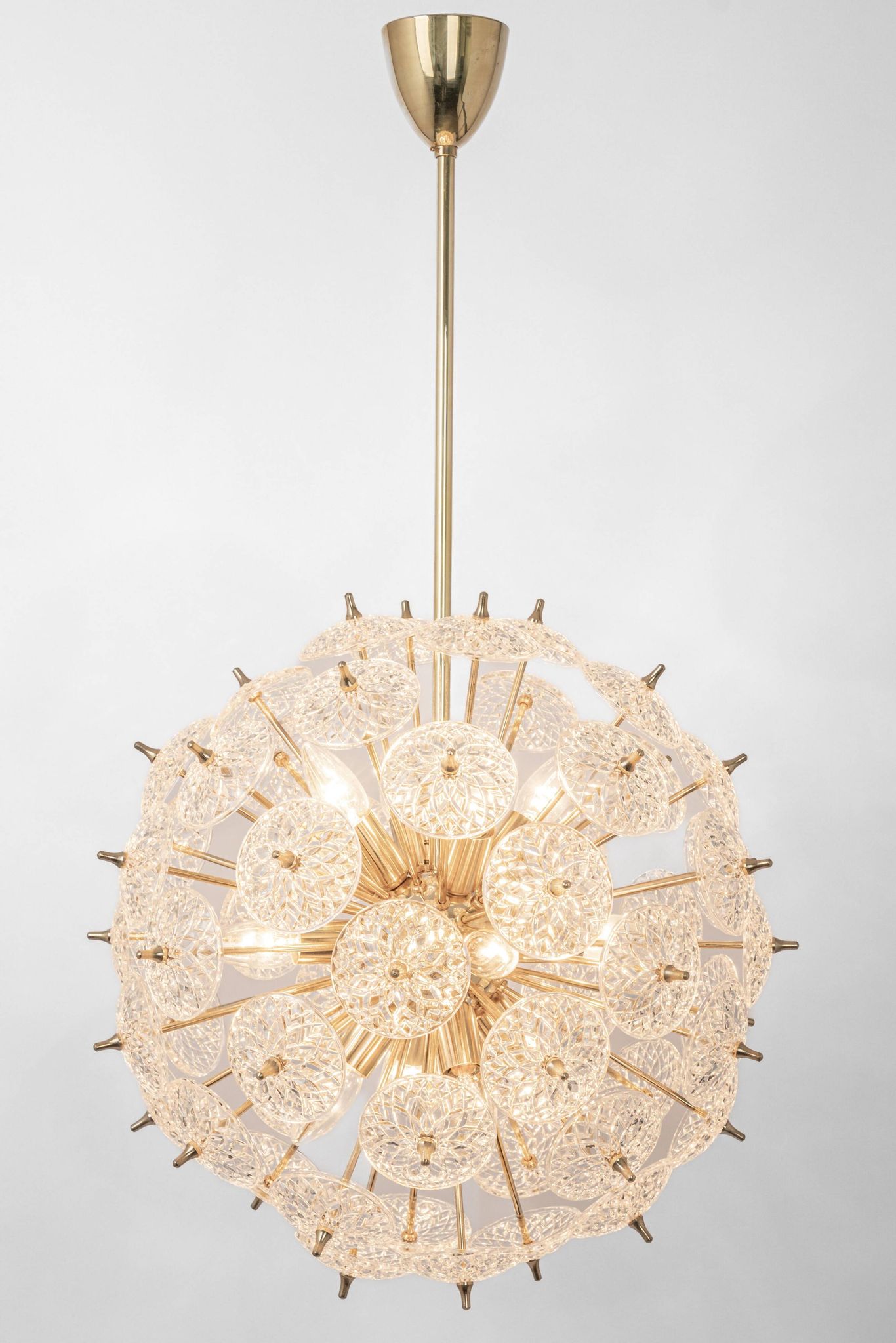 Grand superb Sputnik floral chandelier in glass and brass, Germany, 1960s.