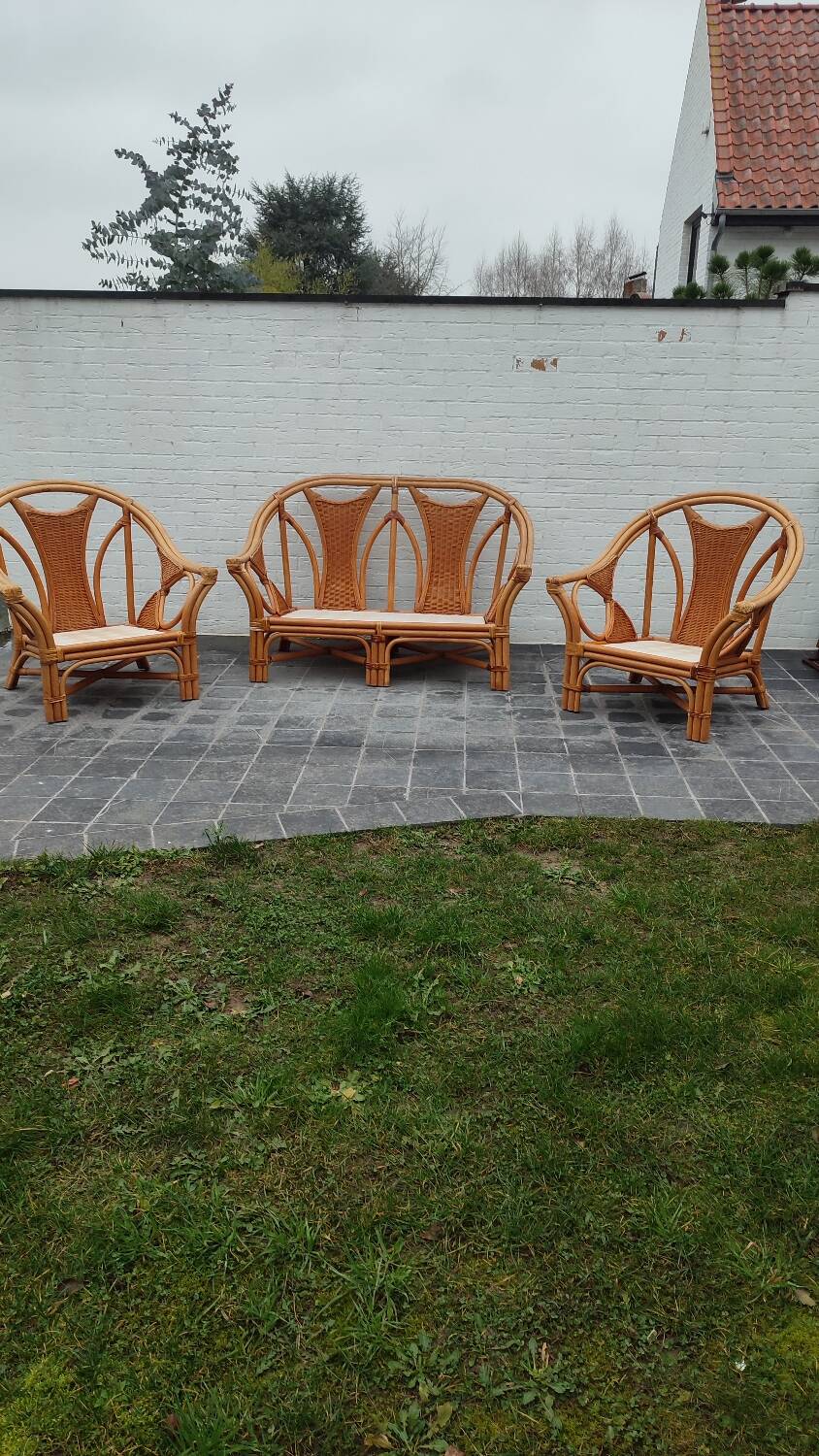 Set of 2 rattan armchairs with a bench.
