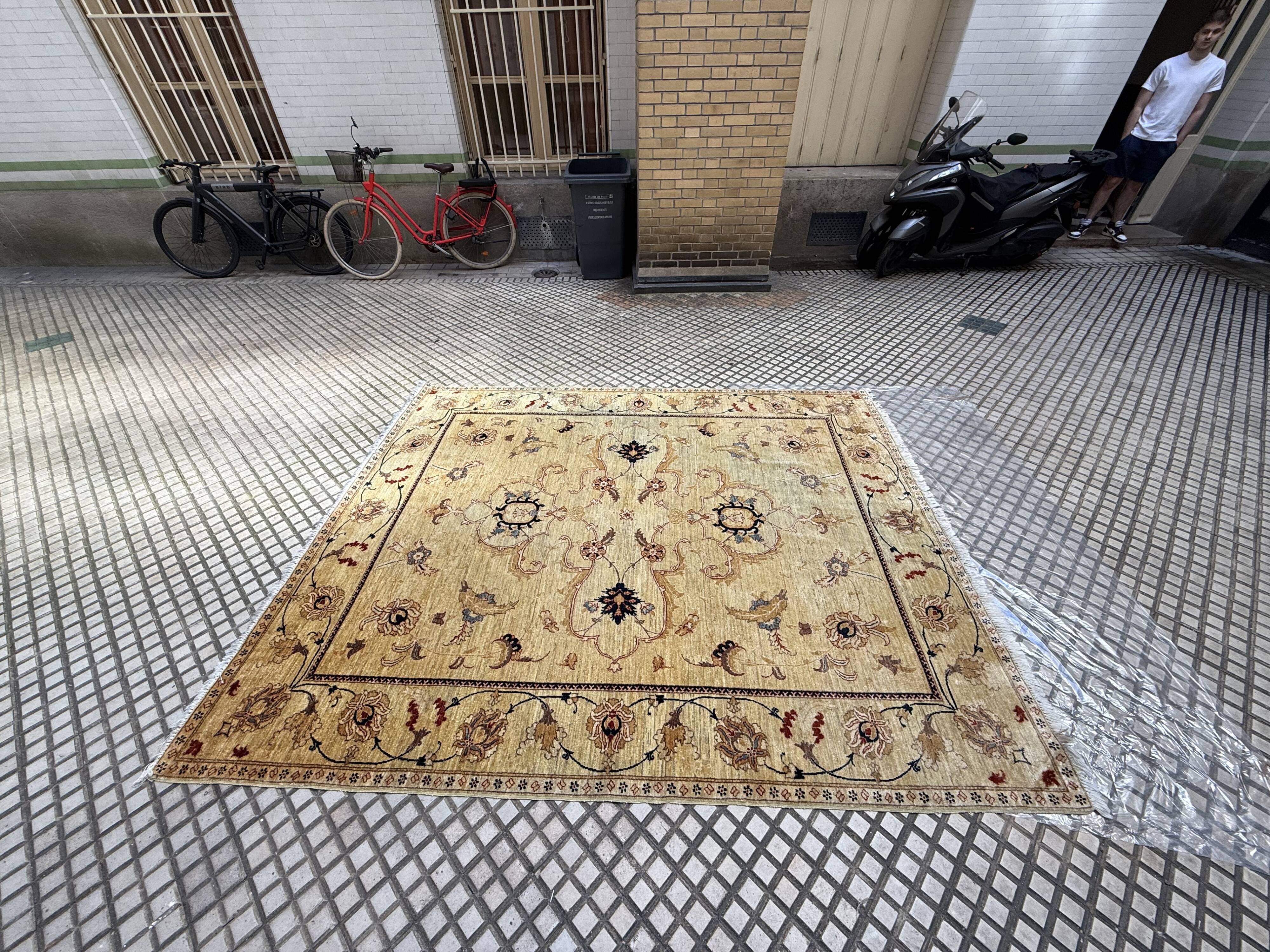 Tapis d’Orient noué main en laine, 287 × 237 cm