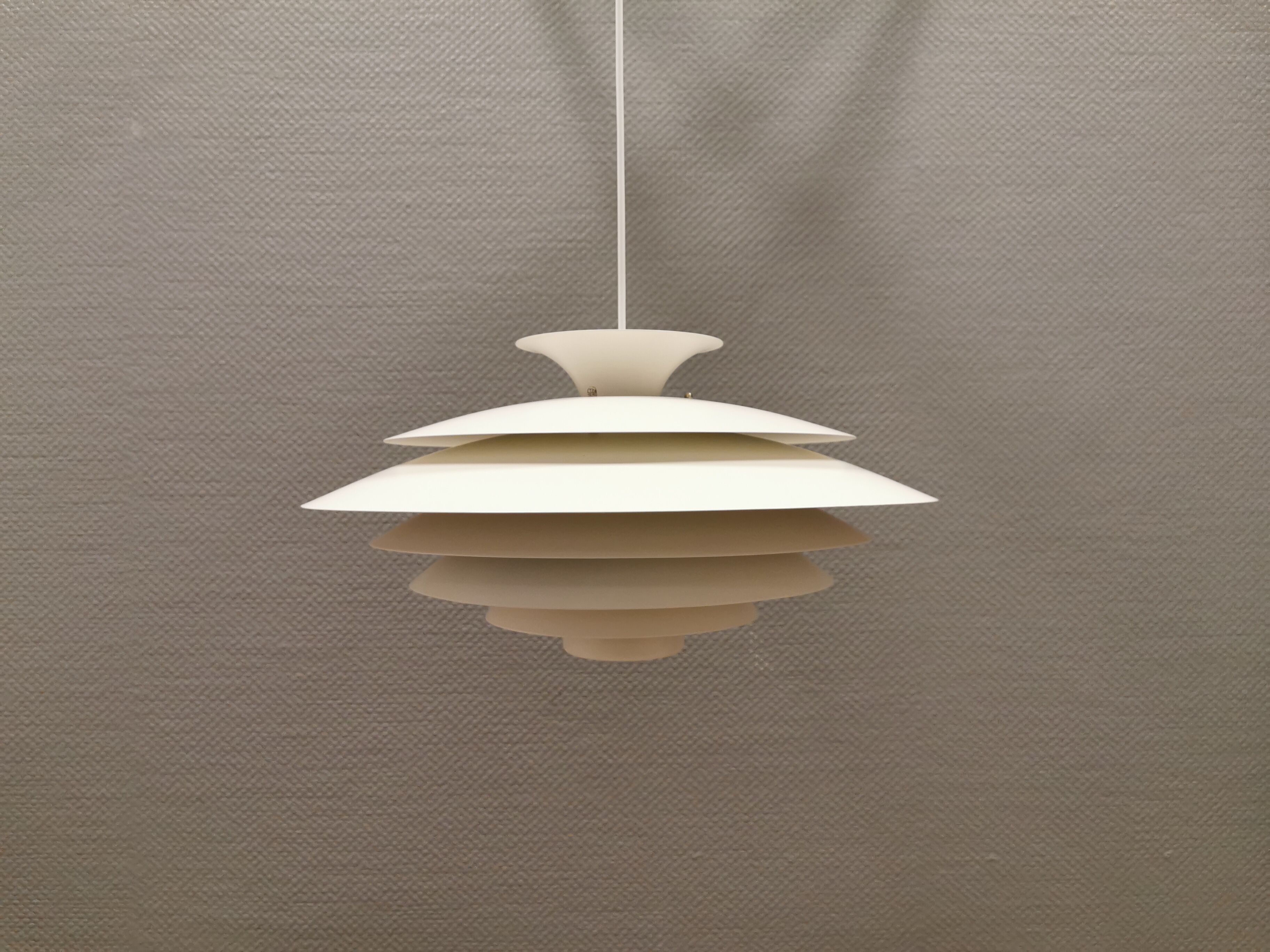 Suspension danoise de Form-Light estimée à partir des années 1980, métal laqué blanc