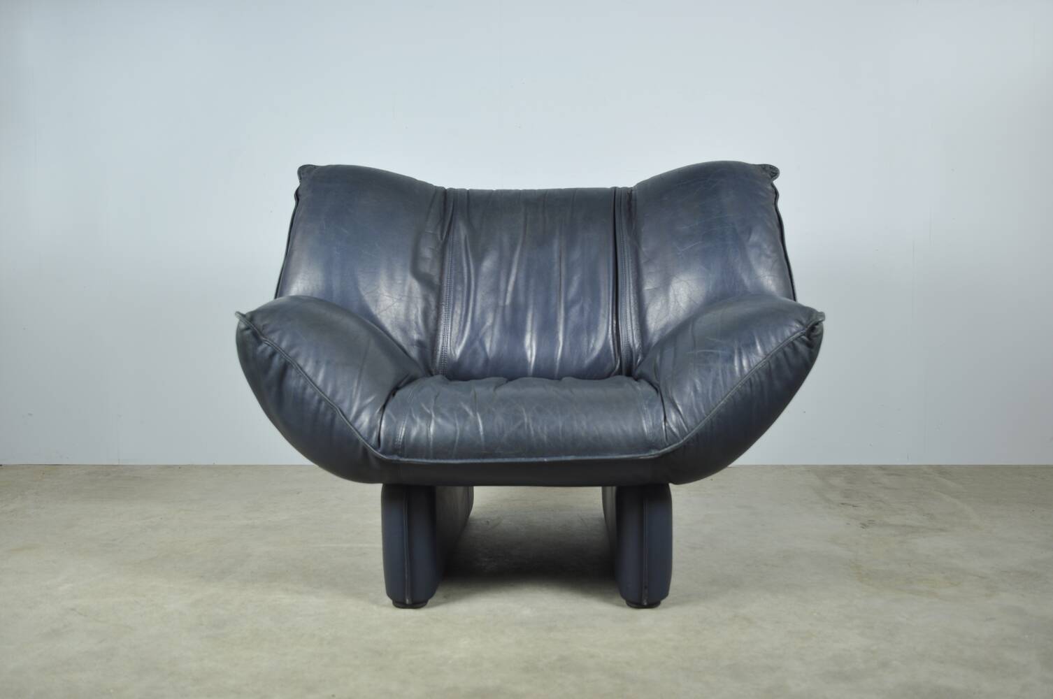 Leolux / vintage "tango" armchair in blue leather / jan armgardt / 1980s netherlands