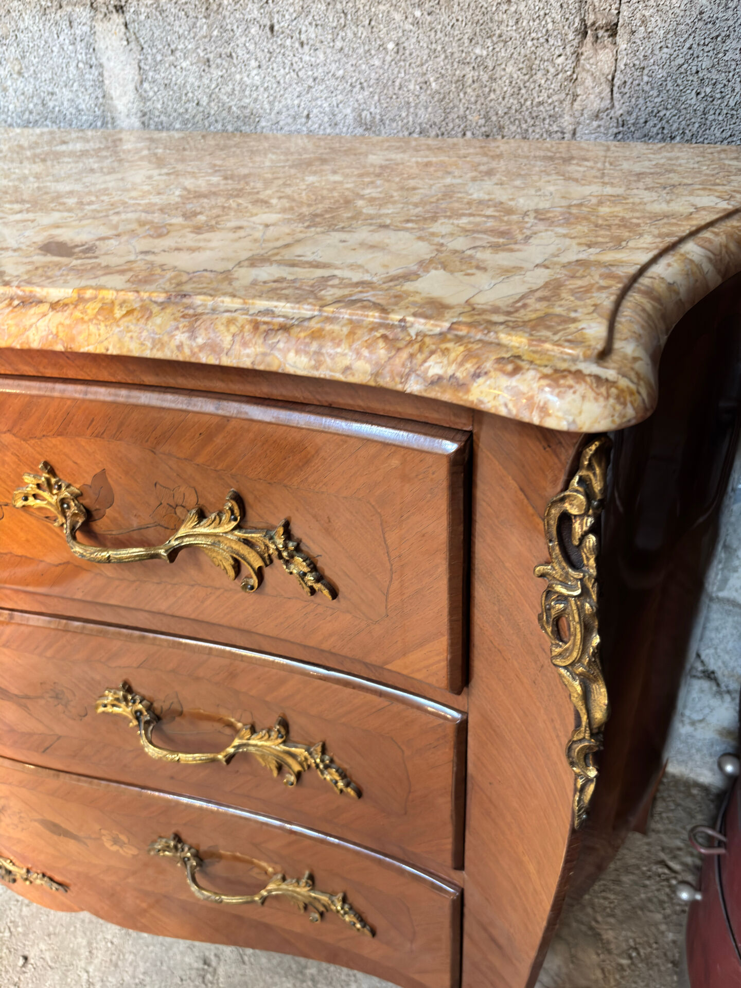 Striking chest of drawers