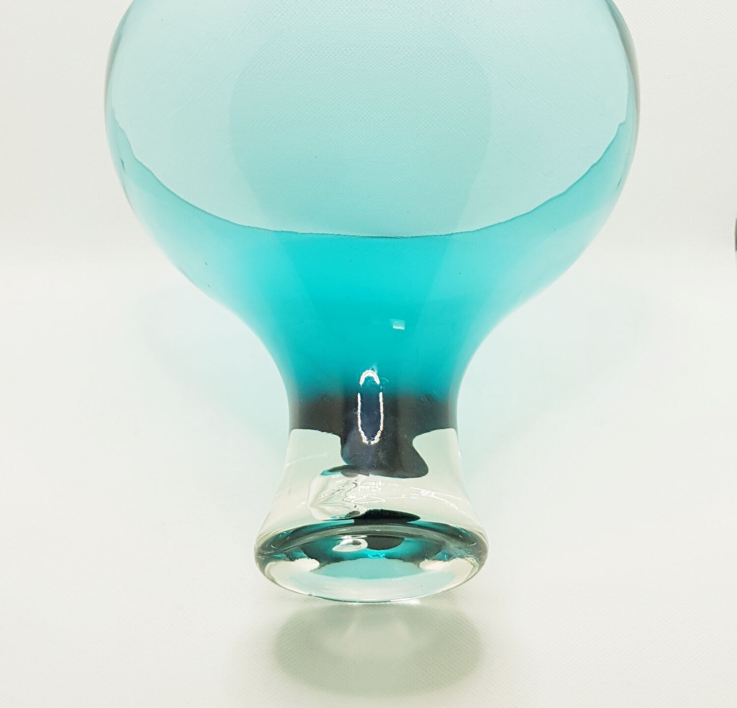 Grand vase sur pied en verre sarcelle.