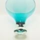 Grand vase sur pied en verre sarcelle.