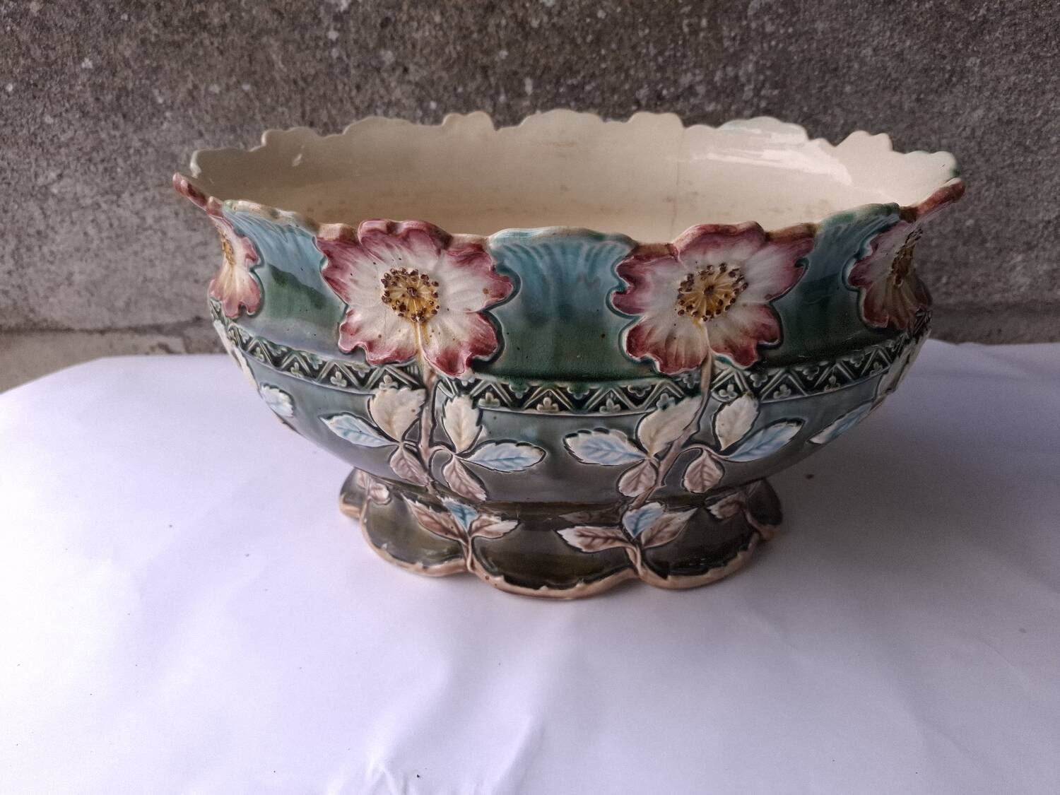 Jardinière, centerpiece in slip