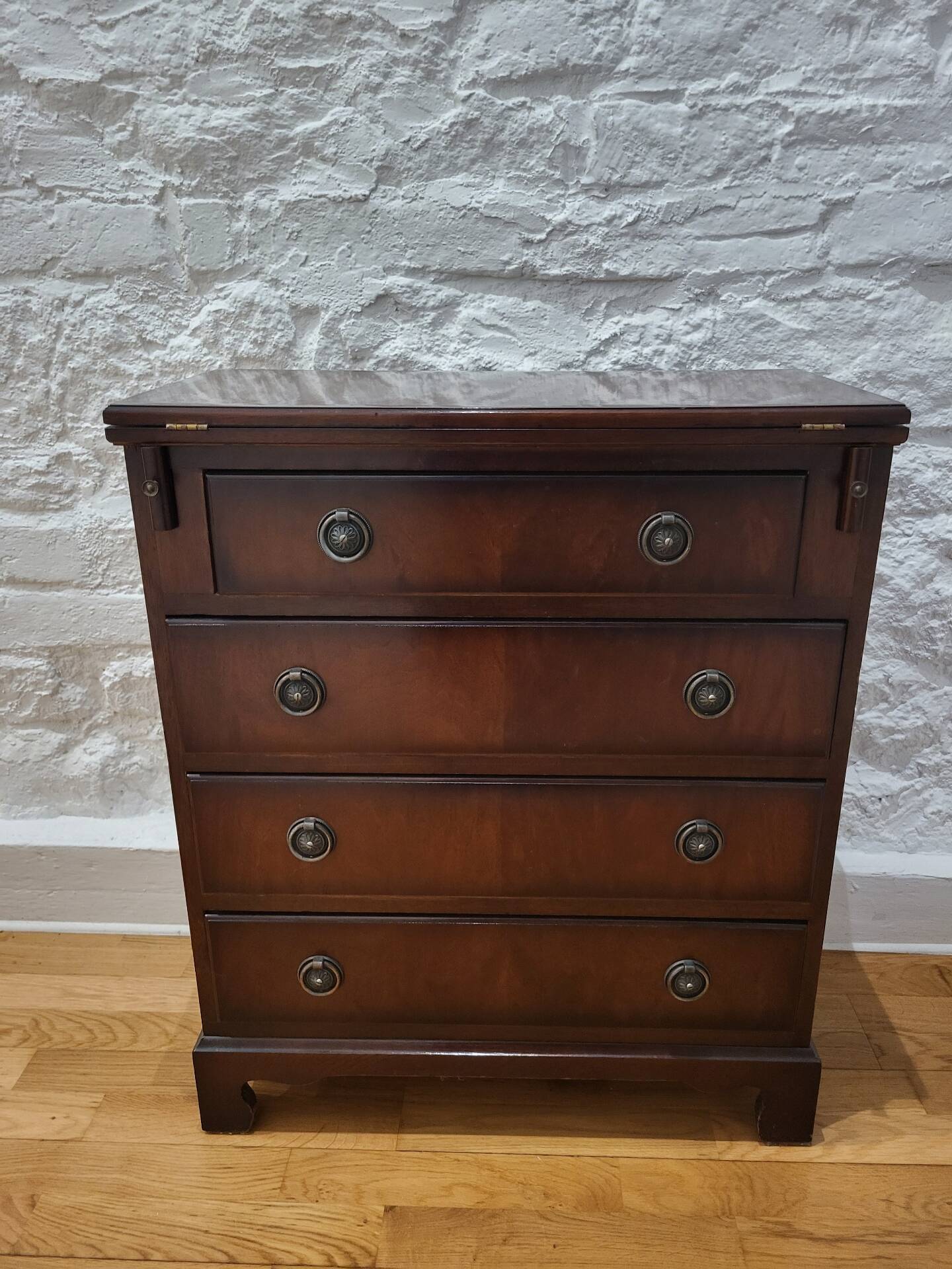 Commode /coffret célibataire acajou style néo géorgien