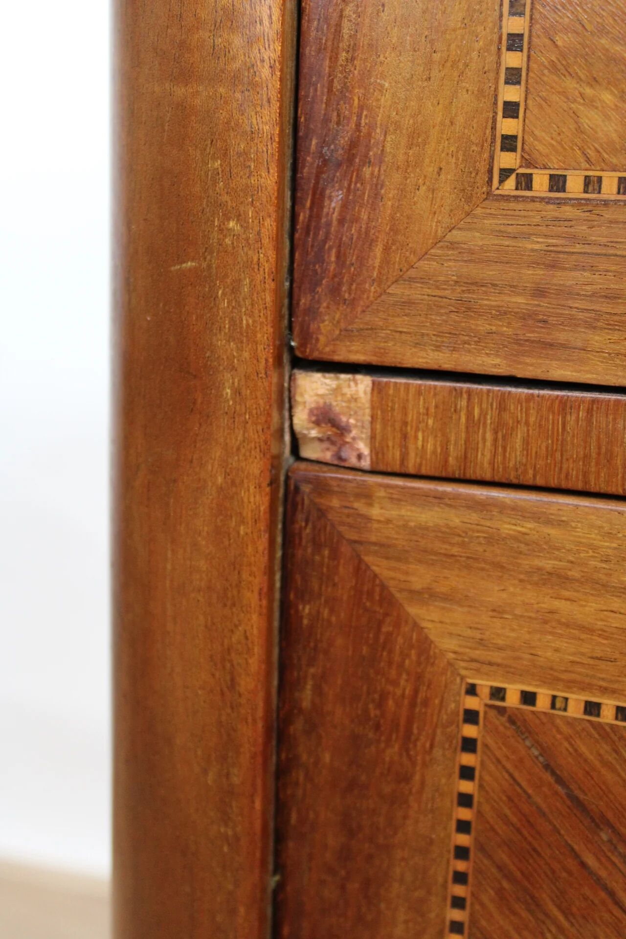 Commode sauteuse vintage scandinave en bois et marbre rose, années 1960