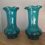 Paire de vases style Biot en verre soufflé turquoise, années 1950-1970