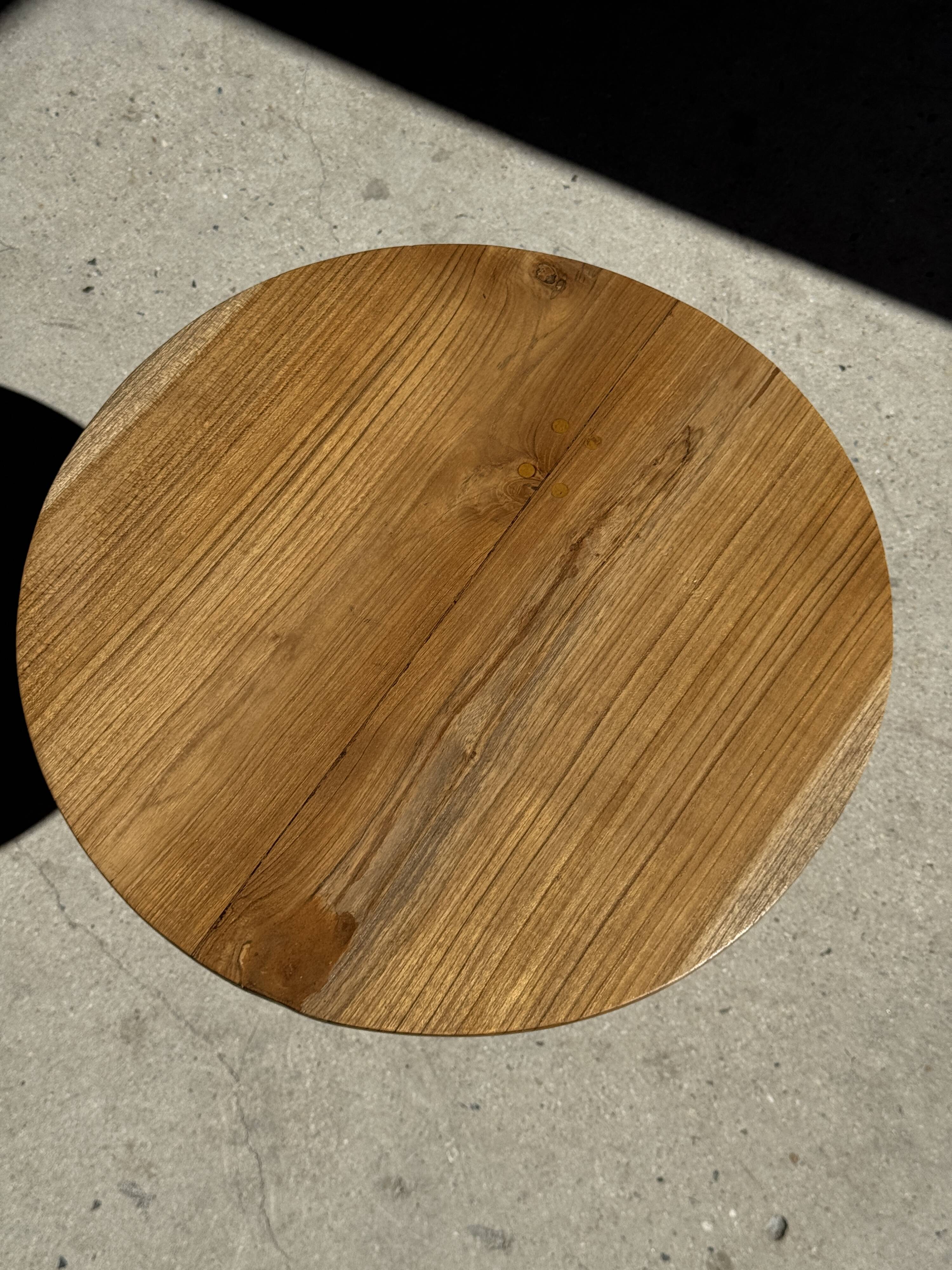 Side table in solid teak with a circular top, column base H51.5 D50.
