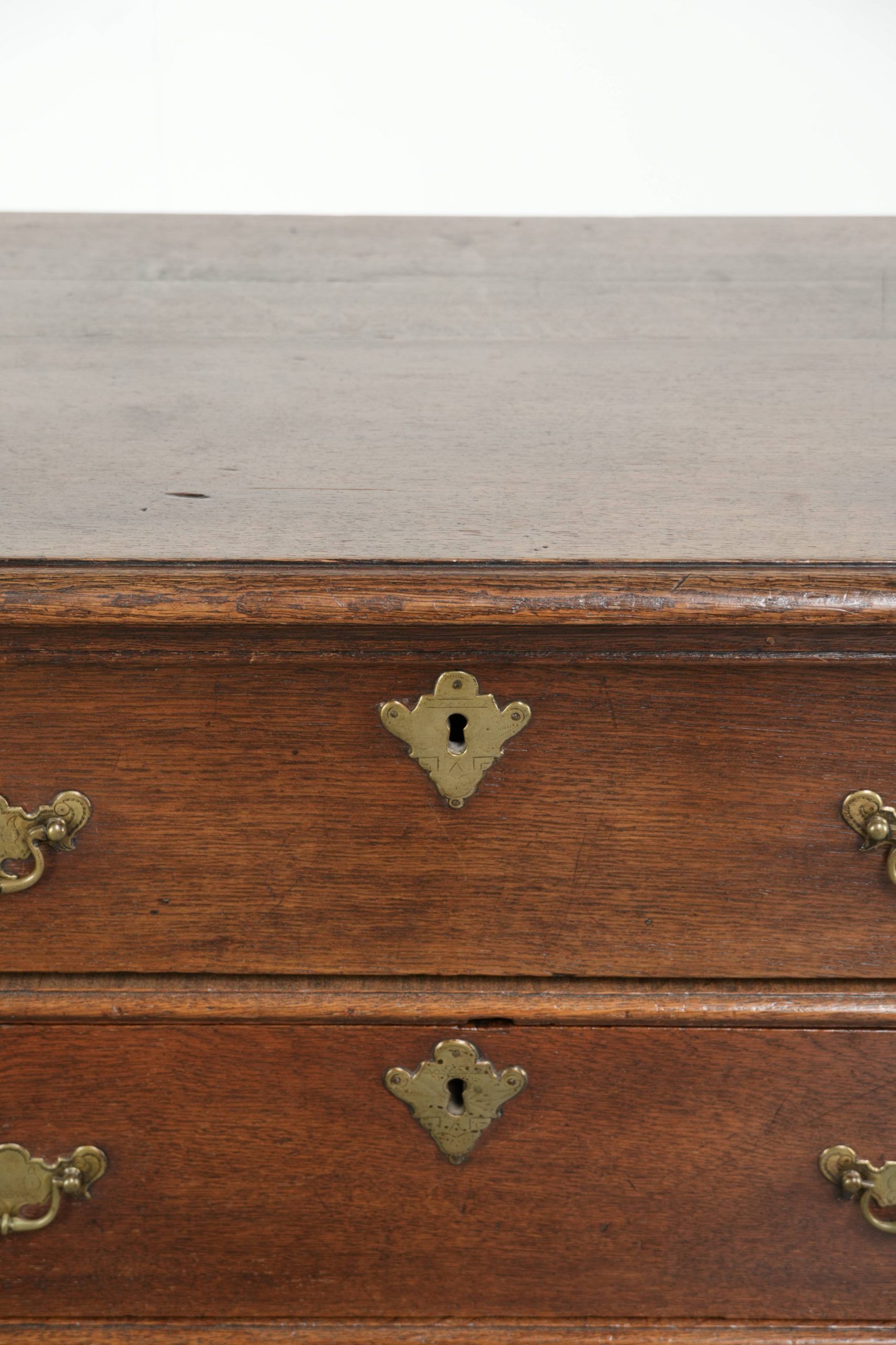 Commode en chêne anglais du 17ème siècle avec des pieds en boule.