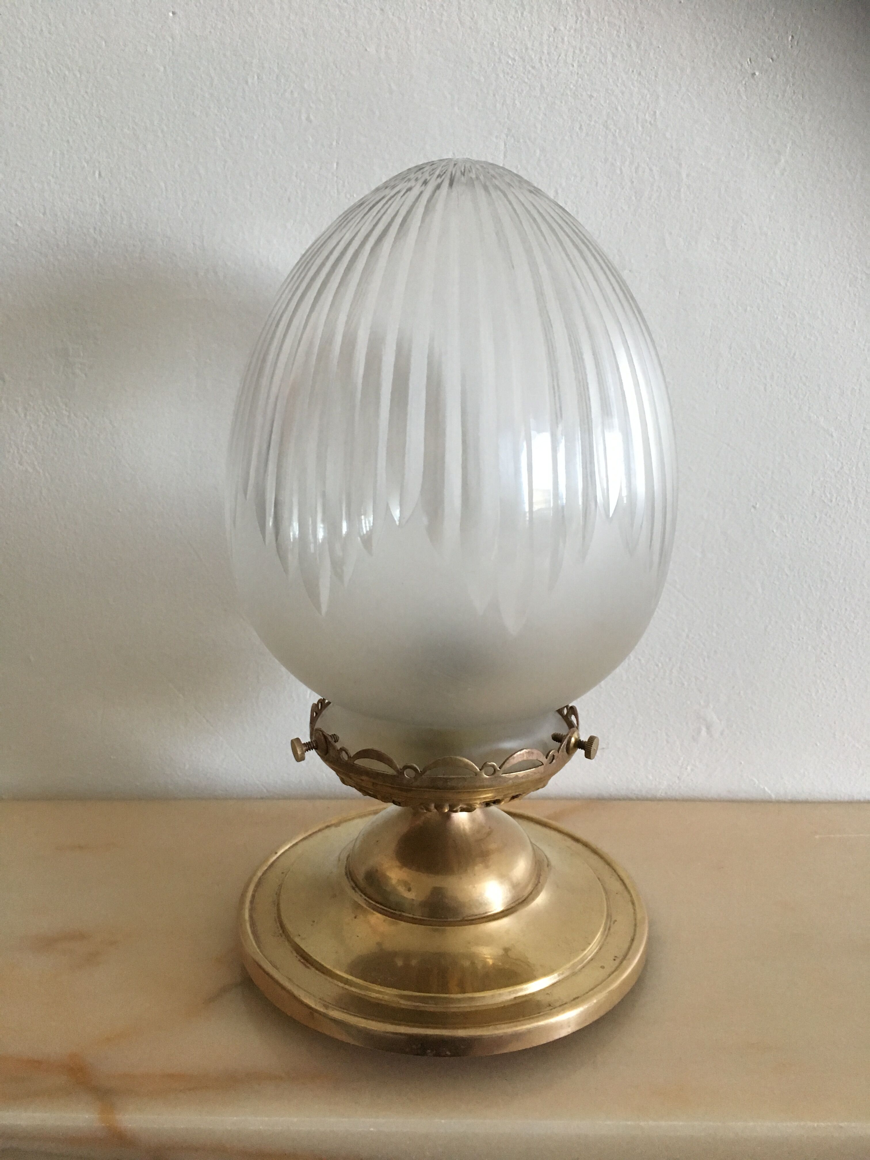 Plafonnier en forme d’obus en verre ciselé