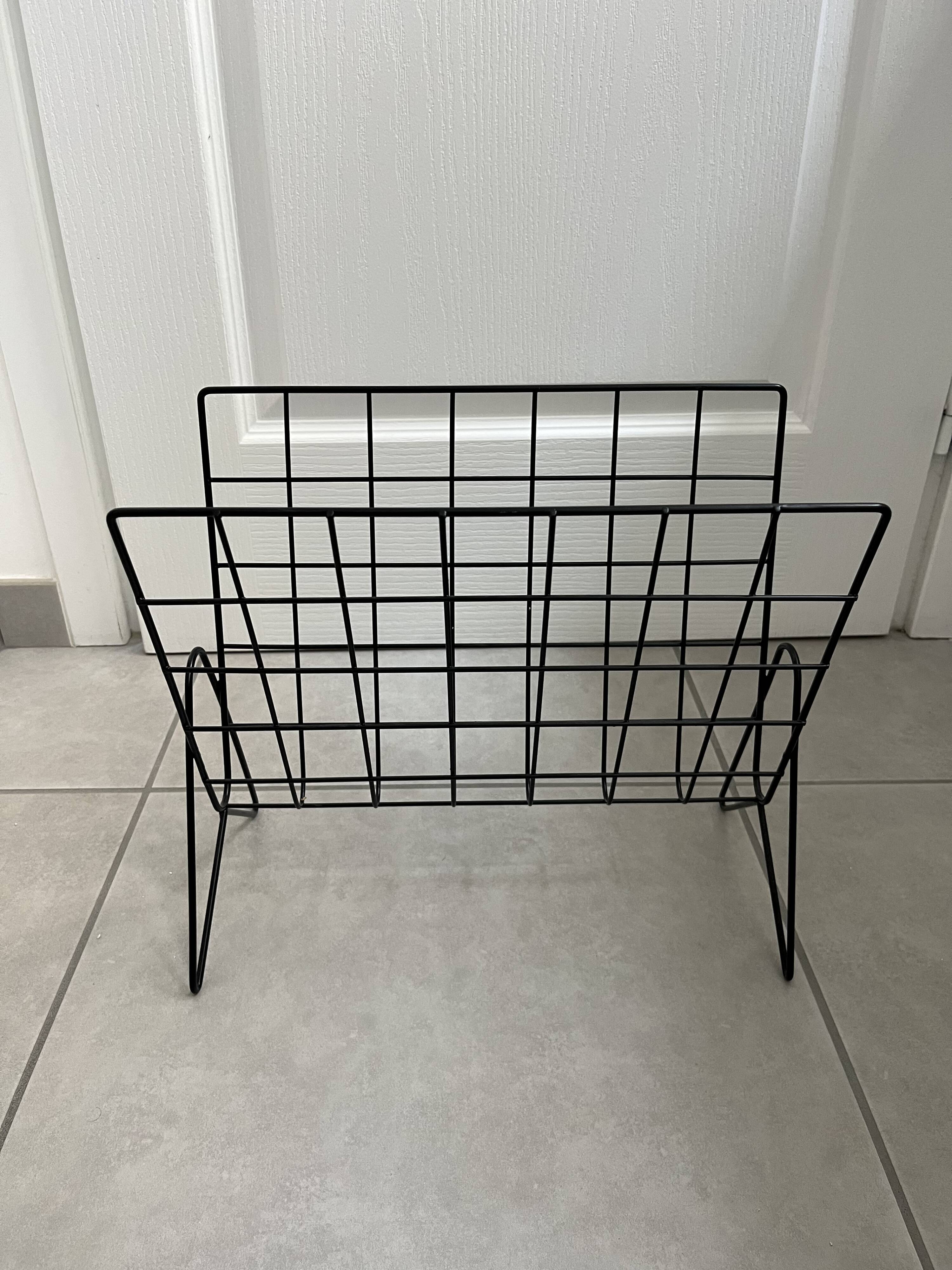 Black metal wire magazine rack
