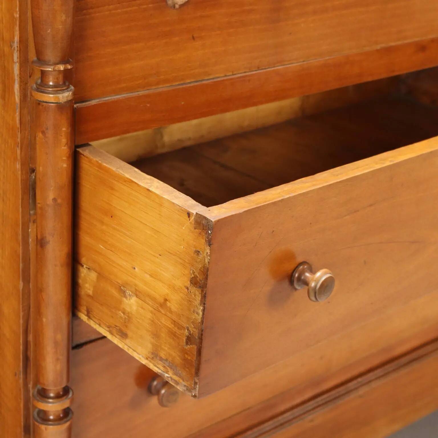 Commode ancienne Umbertino en noyer 5 tiroirs XX Century