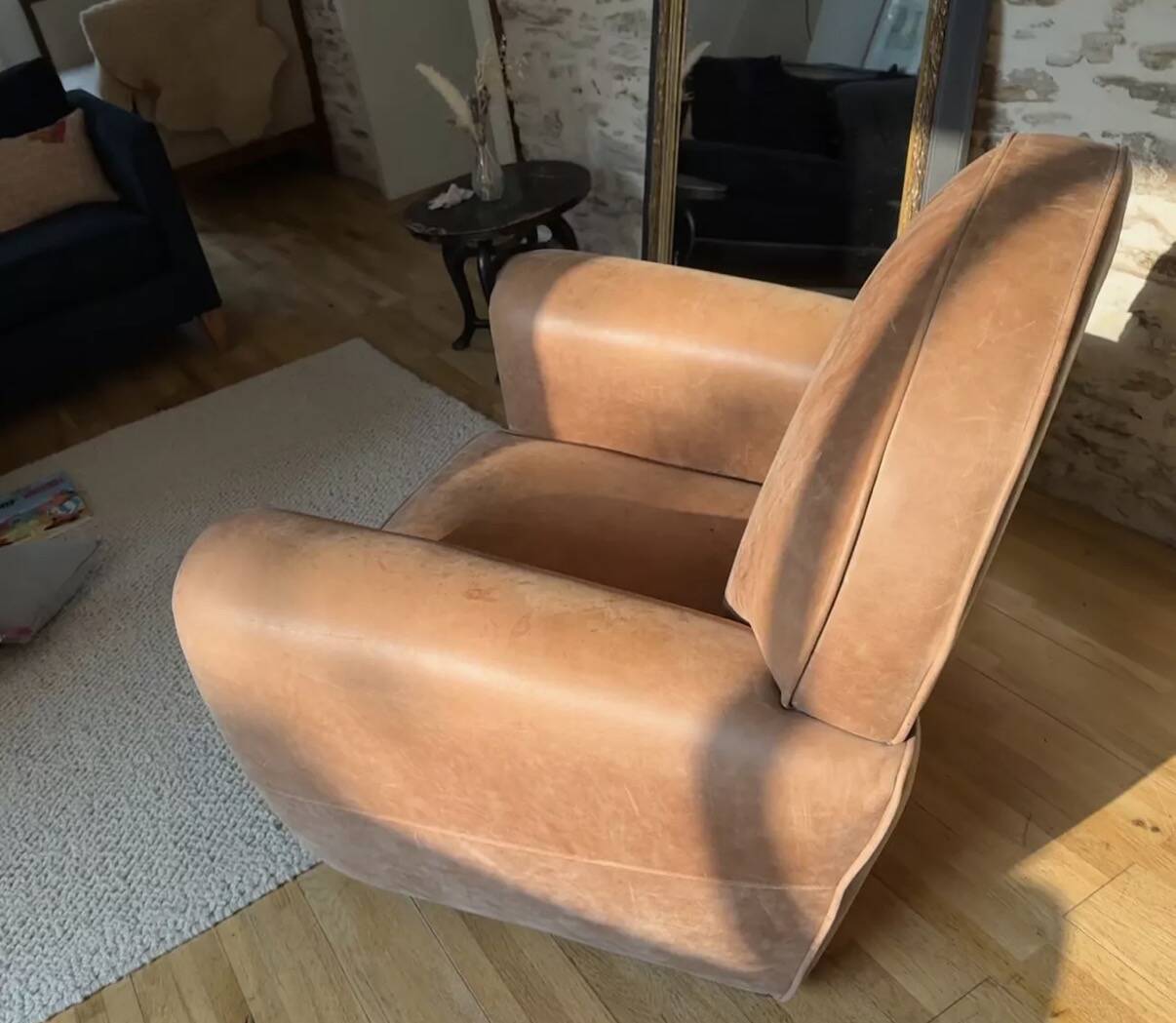 Bradford club armchair in full-grain cowhide leather, tawny colour.