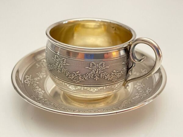 Tasse et Sous-Tasse en Argent   XXe Siècle   Guirlande Rubans et Fleurs