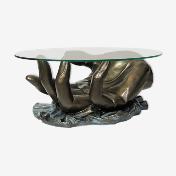 Table basse Hollywood Regency, en forme de main, des années 70-80, en résine patiné bronze.