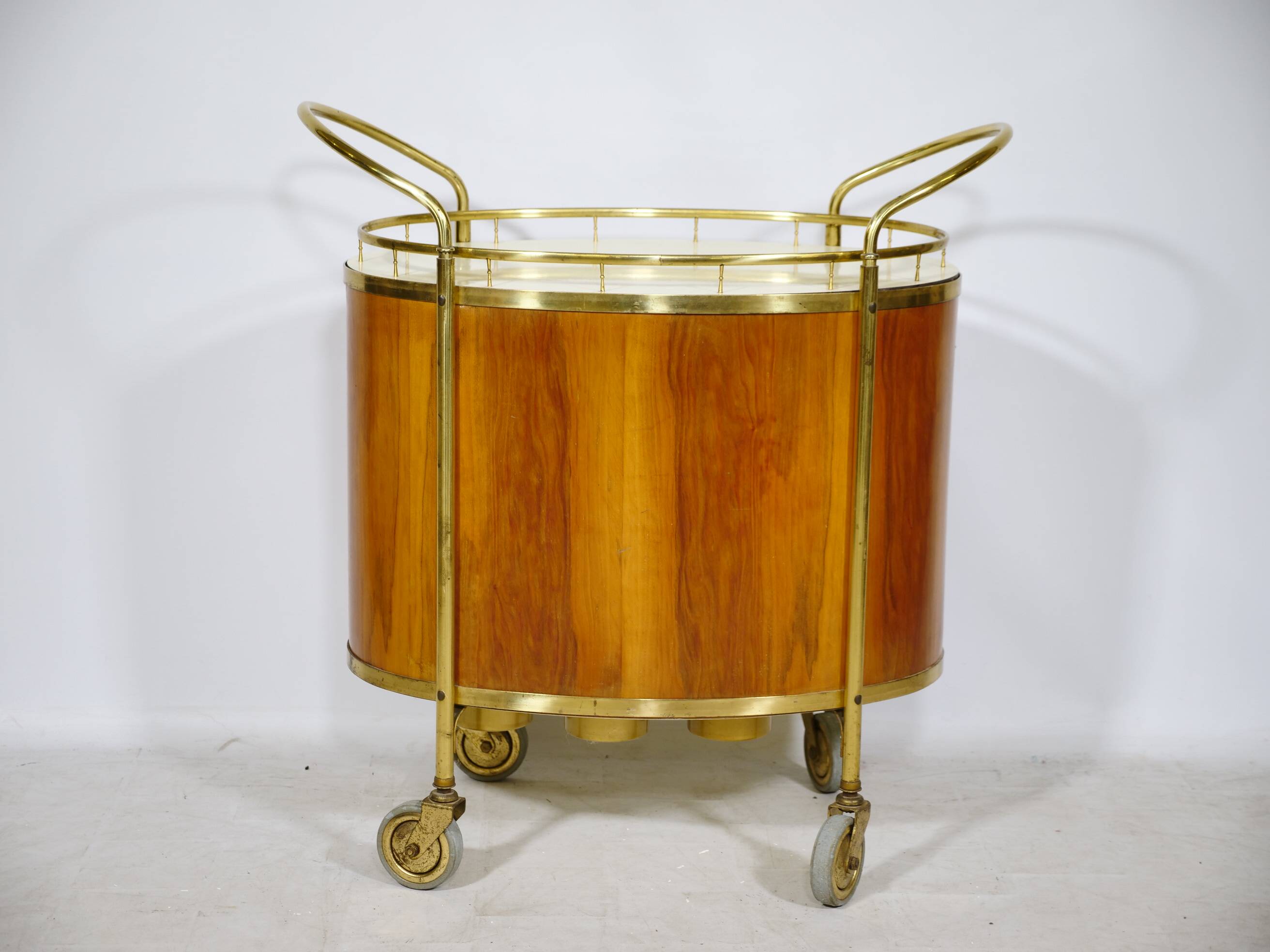 Chariot de bar du milieu du siècle en noyer et laiton, Italie, années 1950.