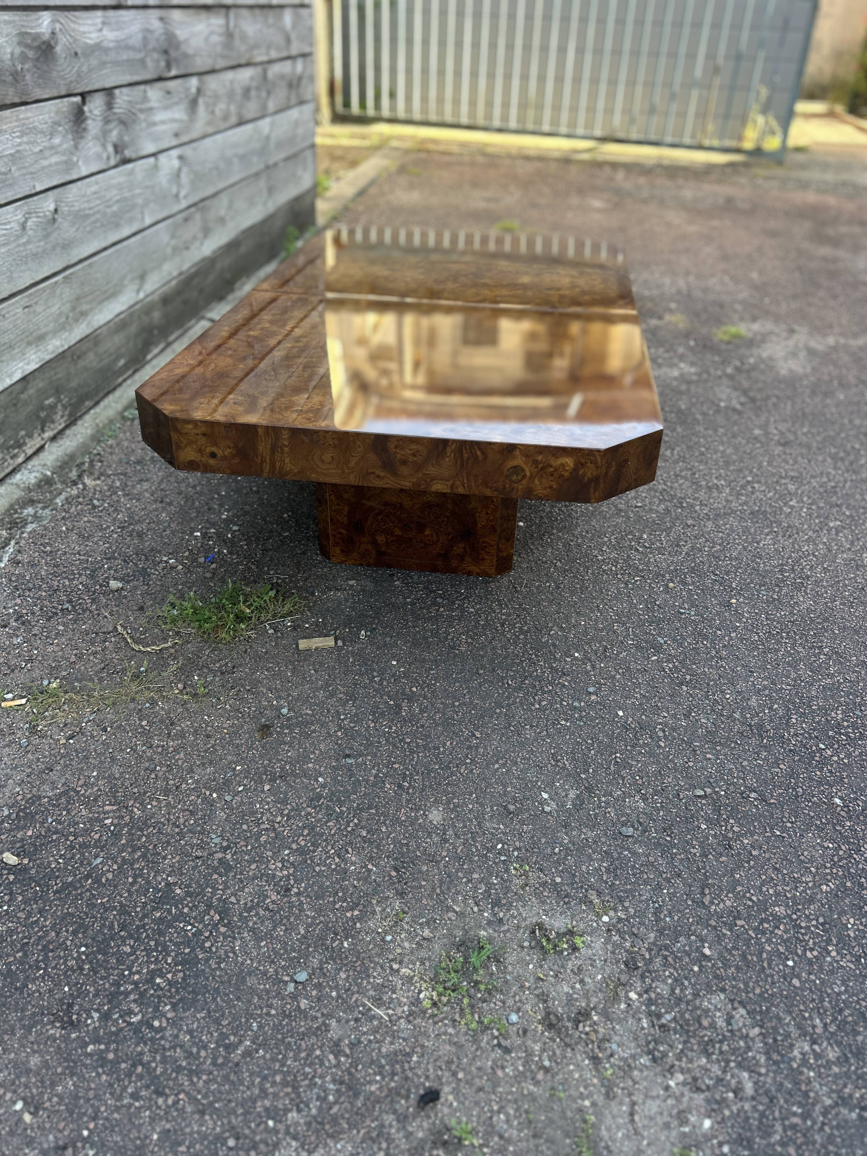 Table basse en loupe d'orme dissimulant bar