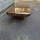 Table basse en loupe d'orme dissimulant bar
