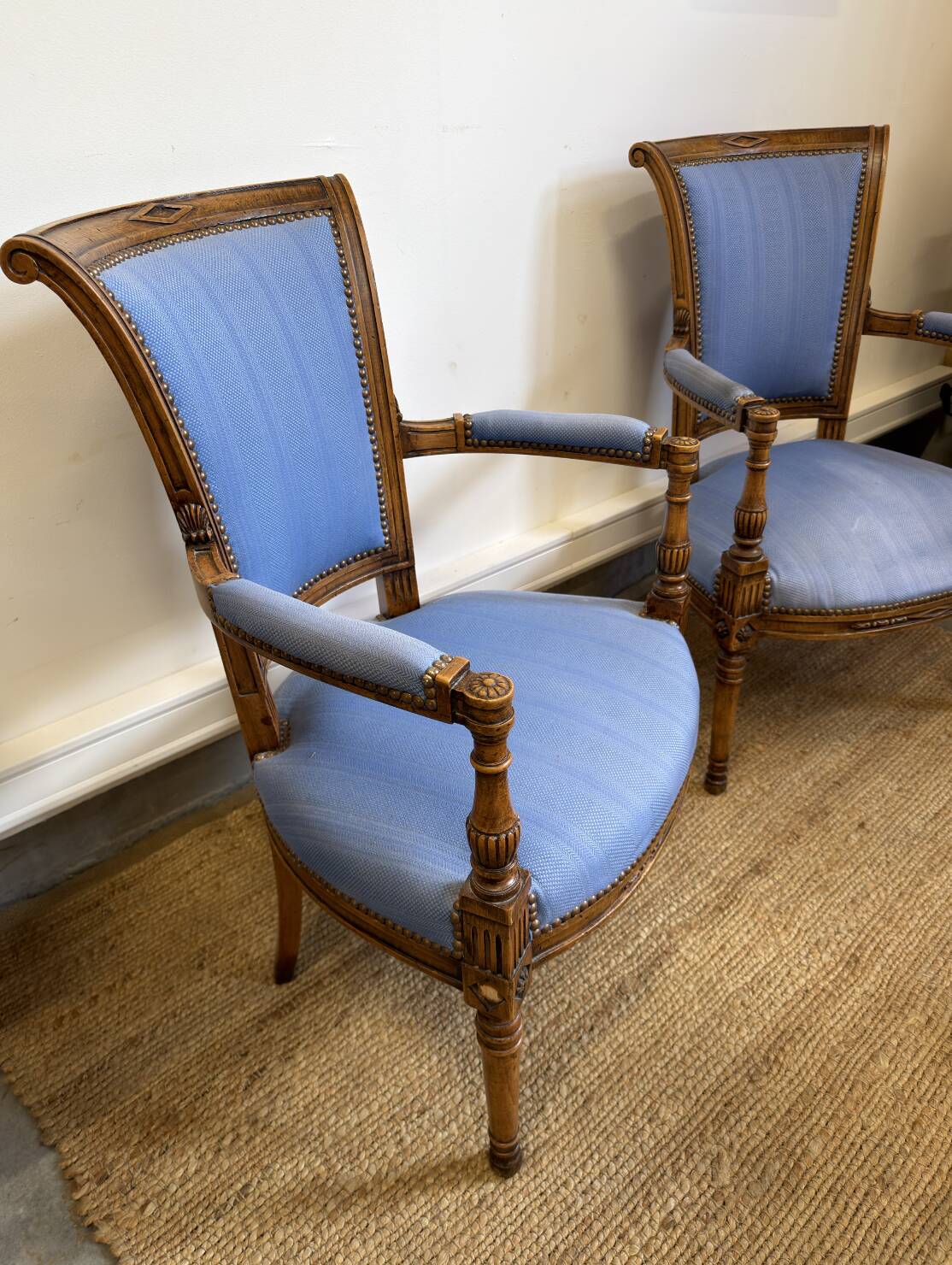 Paire de fauteuils de style Louis XVI en bois sculpté