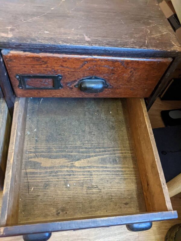 Meuble apothicaire vintage – Petit meuble à tiroirs en bois – Style in