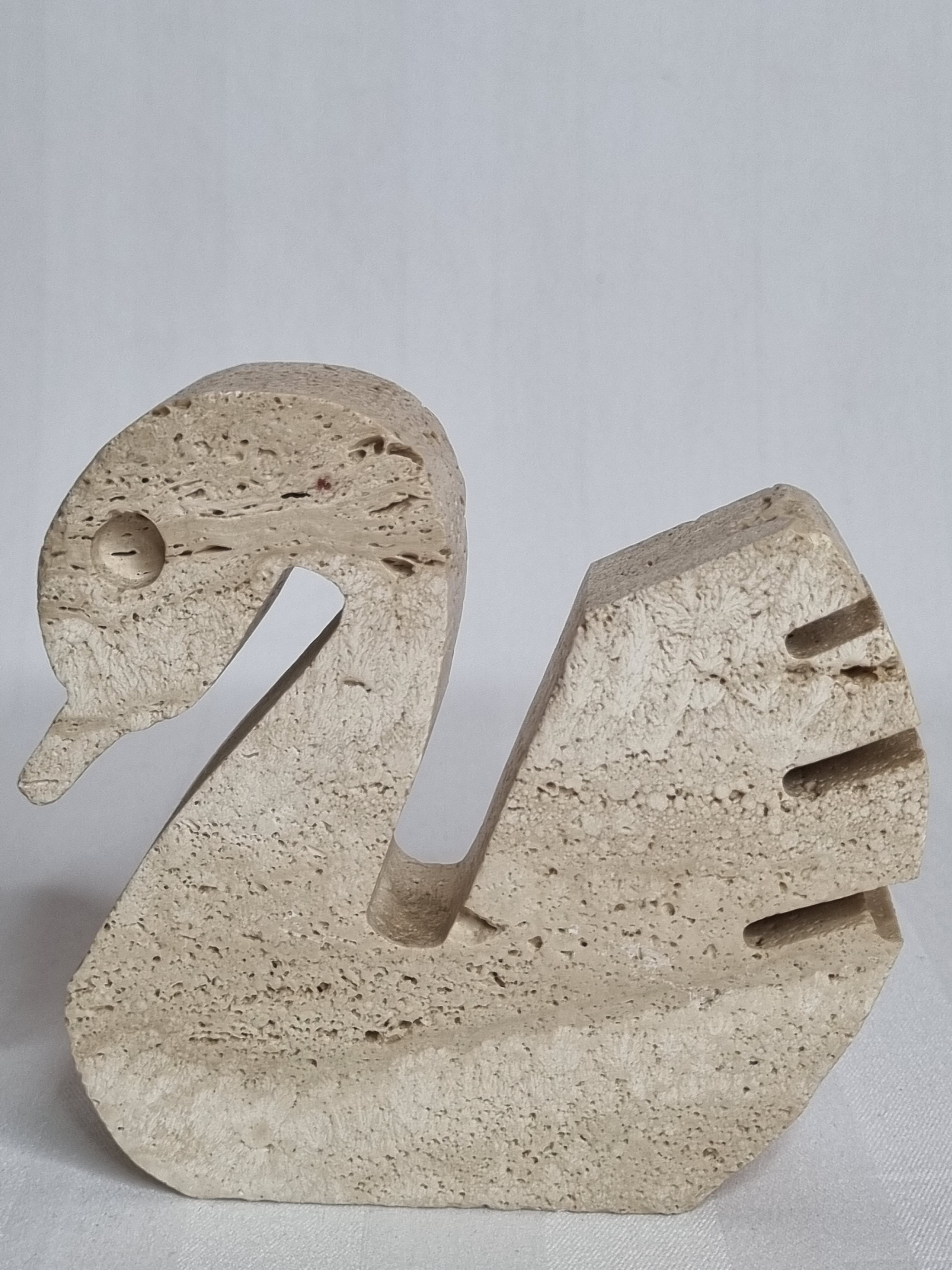 Sculpture originale de cygne en travertin
