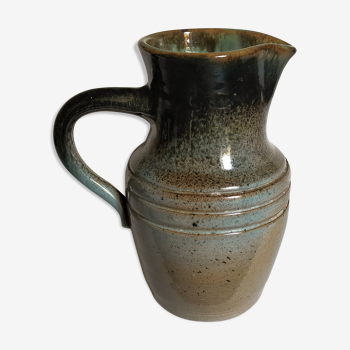 Potter's pitcher in old enamelled earth