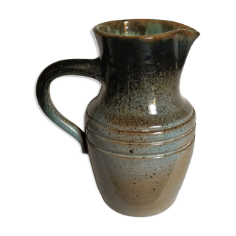 Potter's pitcher in old enamelled earth