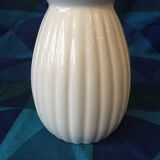 Vase blanc en porcelaine de limoges rainure tres decoratif