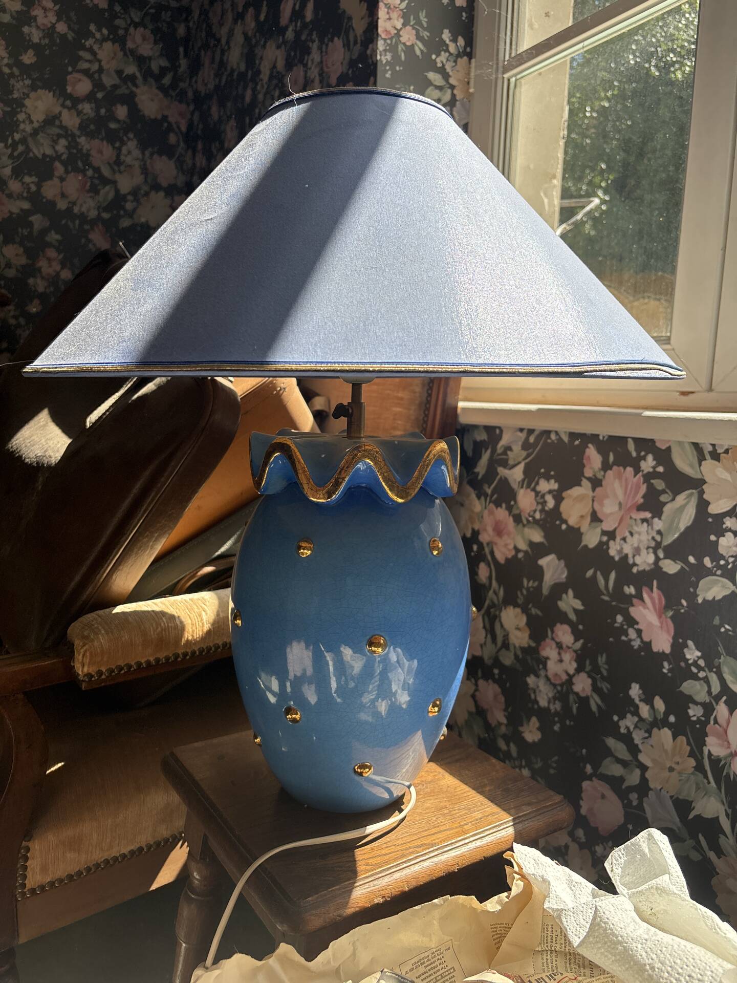 Grande lampe de table en faïence bleue et détails dorés