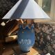 Grande lampe de table en faïence bleue et détails dorés