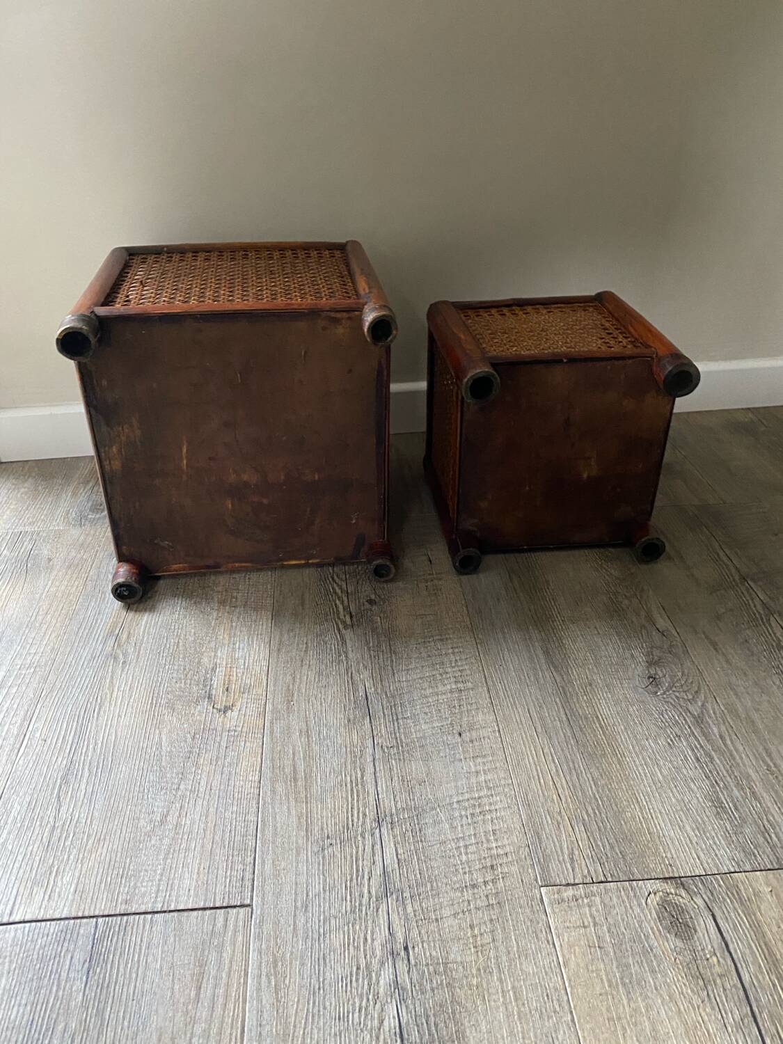 Caches-pots vintage en bois et cannage