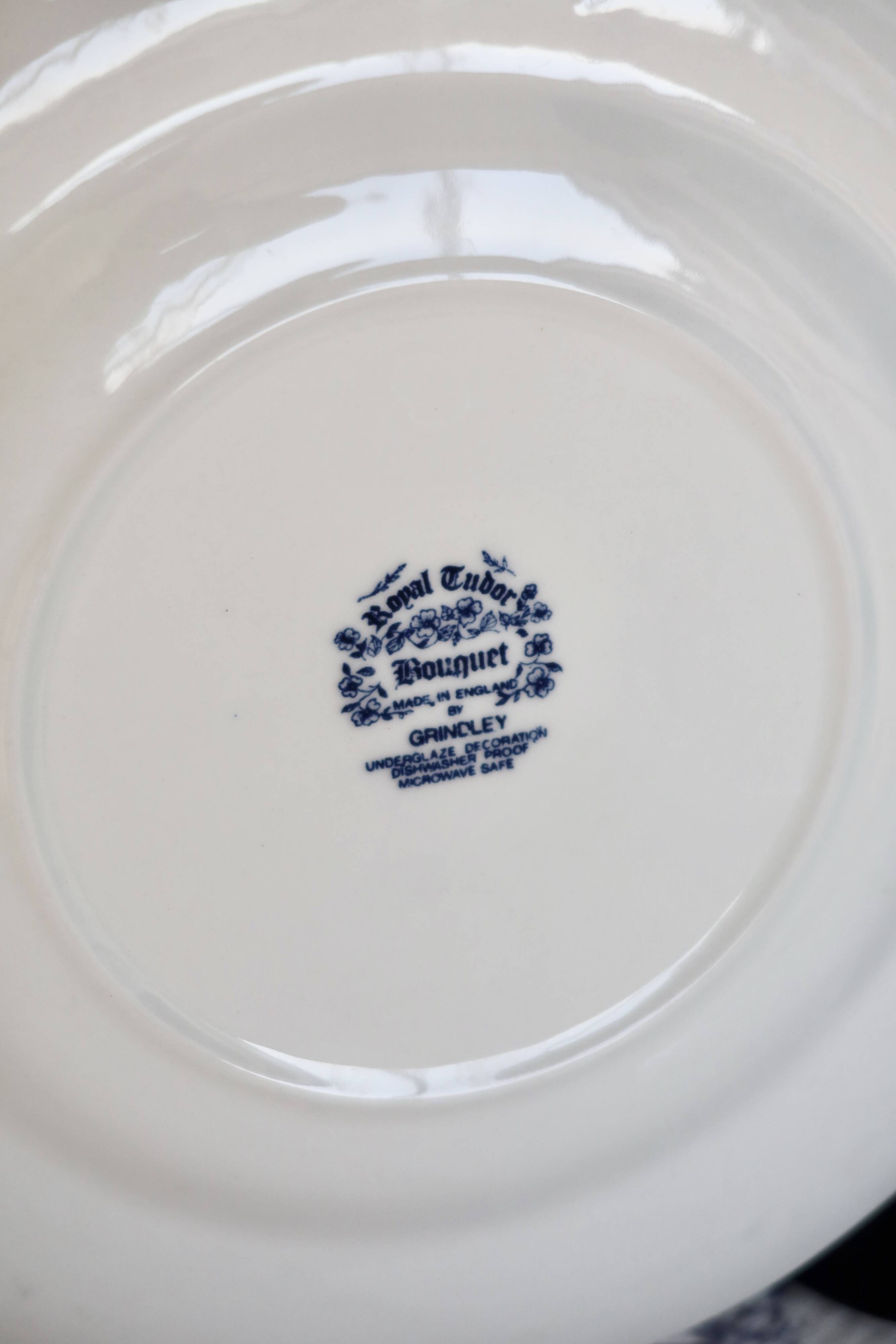 3 assiettes à dessert vintage anglaises Royal Tudor modèle bouquet bleu
