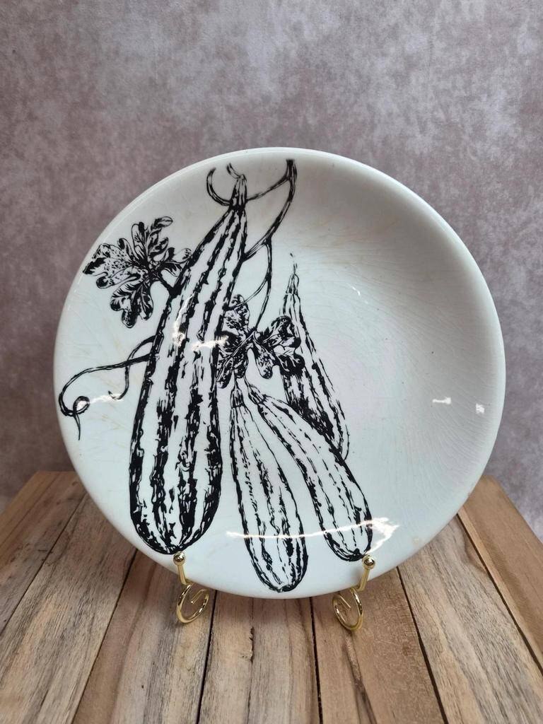 Flat plate Gien France vegetable garden decoration black and white courgettes